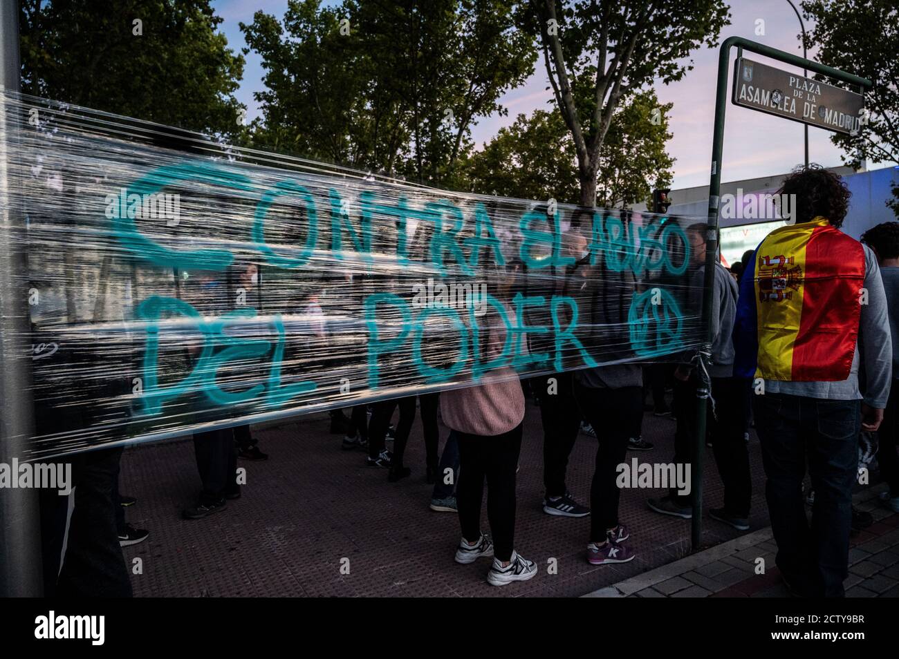 Madrid, Espagne. 25 septembre 2020. Une lecture de bannière contre les abus de pouvoir dans le quartier de Vallecas lors d'une manifestation contre certaines détentions qui ont eu lieu la veille dans des affrontements avec la police lors d'une manifestation contre les nouvelles mesures de restriction visant à arrêter la propagation du coronavirus qui restreignent la mobilité dans 37 zones les plus touchées par le COVID-19, la plupart d'entre eux des zones de classe ouvrière dans le sud de Madrid. Credit: Marcos del Mazo/Alay Live News Banque D'Images