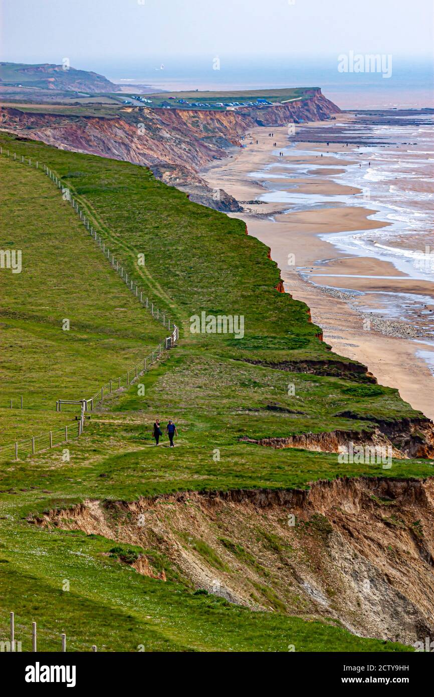 Île de Wight, Royaume-Uni, 04/25/2010: Côte atlantique de l'île de wight au printemps. Un pré de prairie au sommet des falaises côtières, un chemin de randonnée avec des routards, Banque D'Images