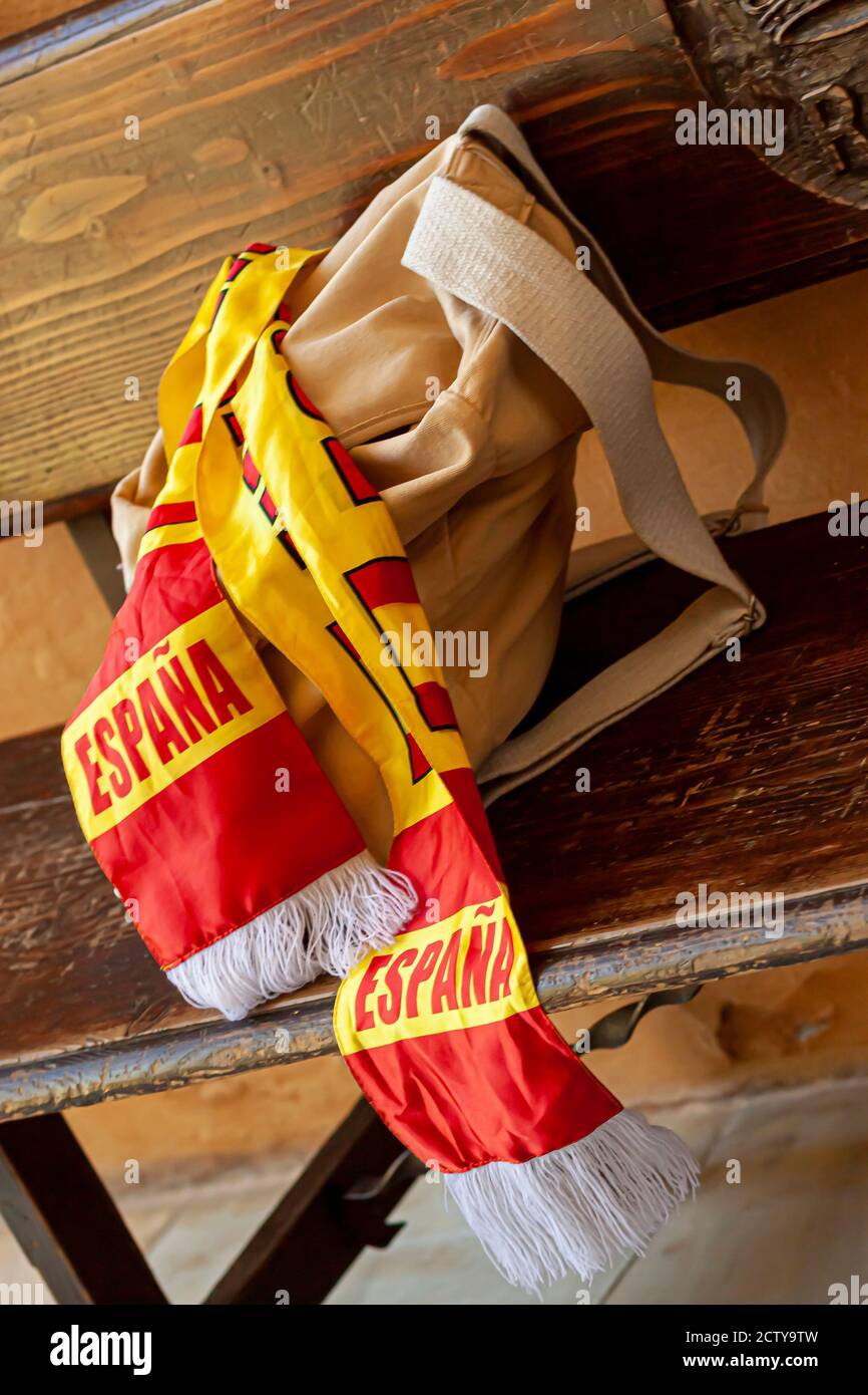 Séville, Espagne 07/13/2010: L'image montre un foulard de spectateur de l'équipe nationale espagnole niché dans un sac latéral en toile sur un banc en bois. La photo a été prise le jour A. Banque D'Images