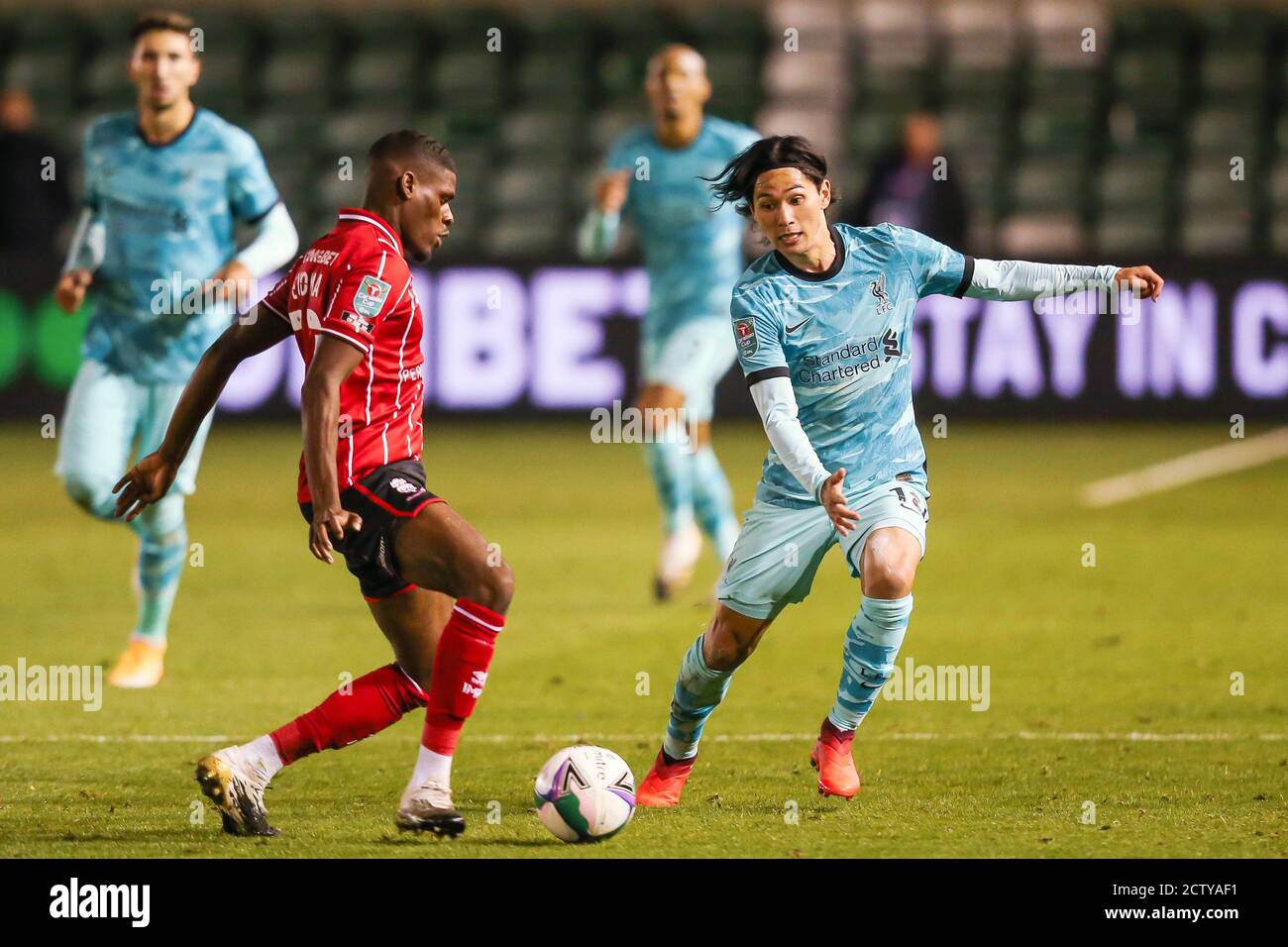 Le défenseur de Lincoln City Timothy Eyoma (22) et Liverpool ont avancé Takumi Minamino (18) pendant la coupe de la Ligue anglaise, coupe de Carabao de l'EFL, pari de match de football Banque D'Images