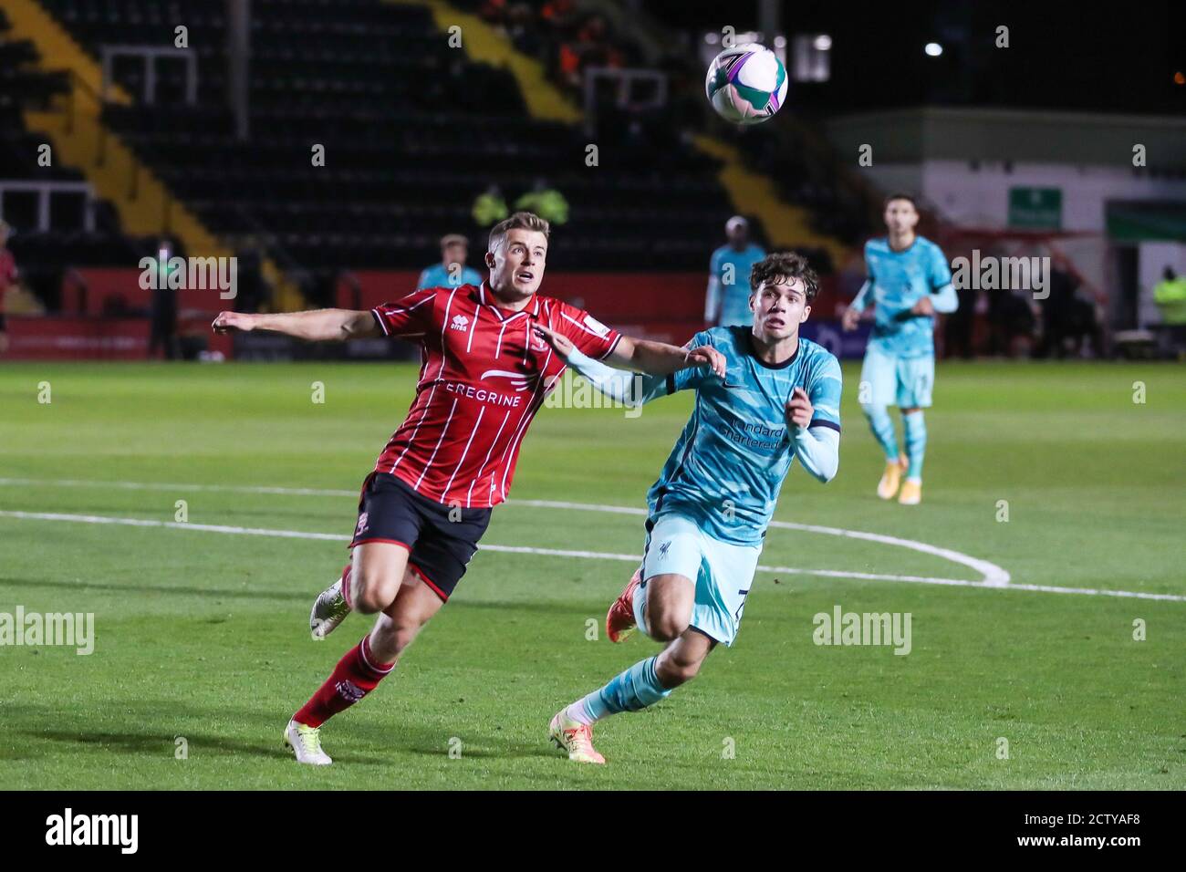 James Jones, milieu de terrain de Lincoln City (8) et Neco Williams, défenseur de Liverpool (76), lors de la coupe de la Ligue anglaise, coupe EFL Carabao, match de football betwe Banque D'Images