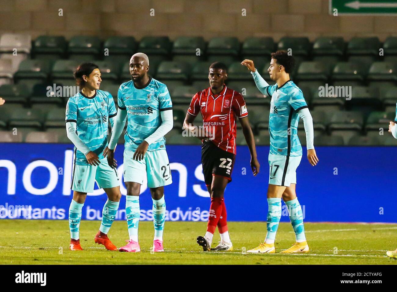 Takumi Minamino, un joueur de Liverpool (18), célèbre après avoir marquant le deuxième but de son équipe lors de la coupe de la Ligue anglaise, coupe EFL Carabao, match de football Banque D'Images