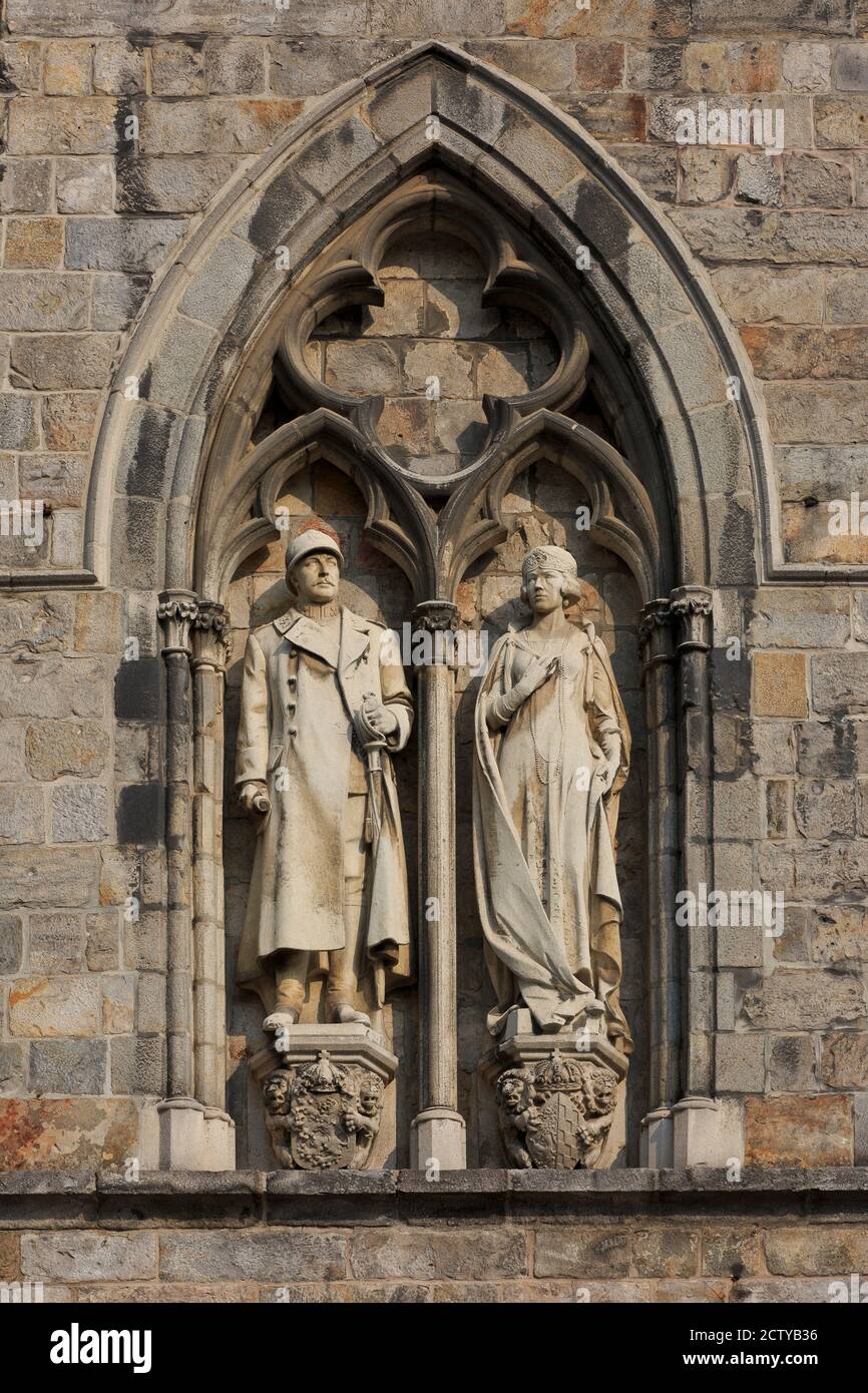 Statue du roi Albert Ier de Belgique (1875-1934) et de la reine Elisabeth de Belgique (1876-1965) sur la façade de la salle des tissus à Ypres, Belgique Banque D'Images
