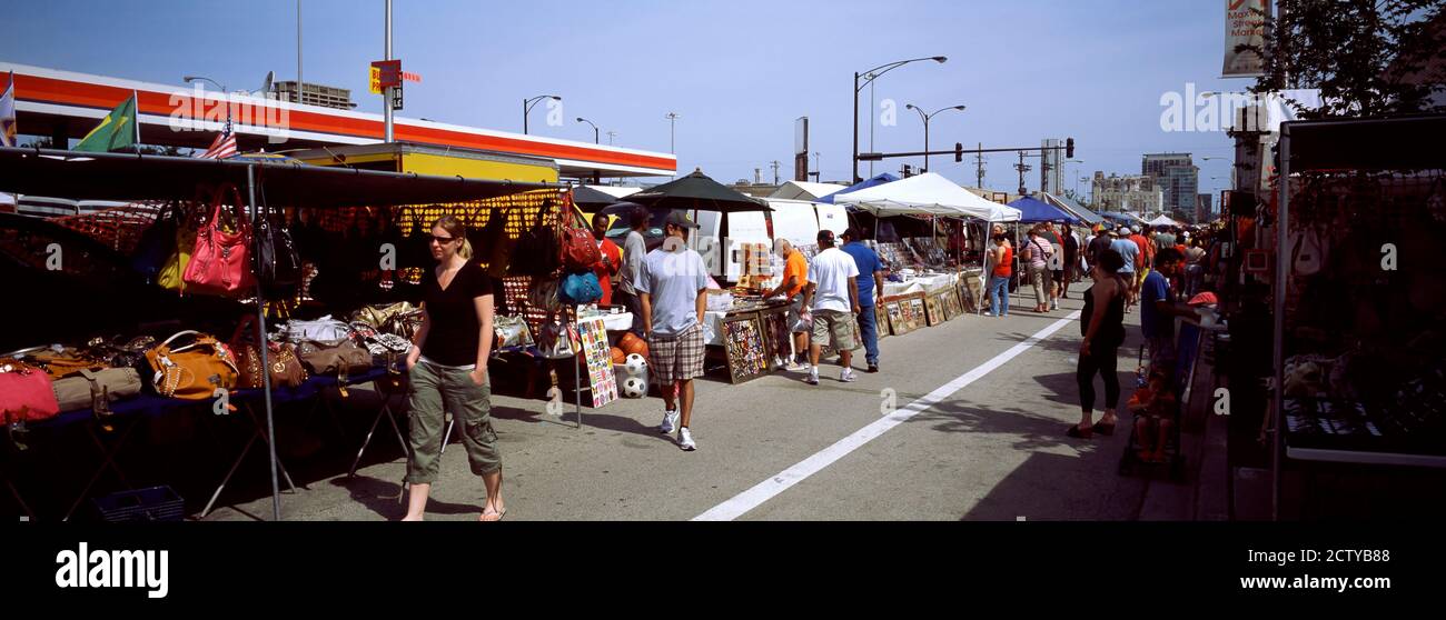Les gens dans un marché de rue, Maxwell Street, Chicago, Illinois, États-Unis Banque D'Images