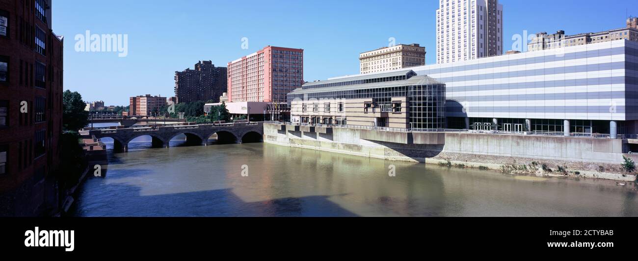 Bâtiments au bord de l'eau, rivière Genesee, Rochester, comté de Monroe, État de New York, États-Unis Banque D'Images