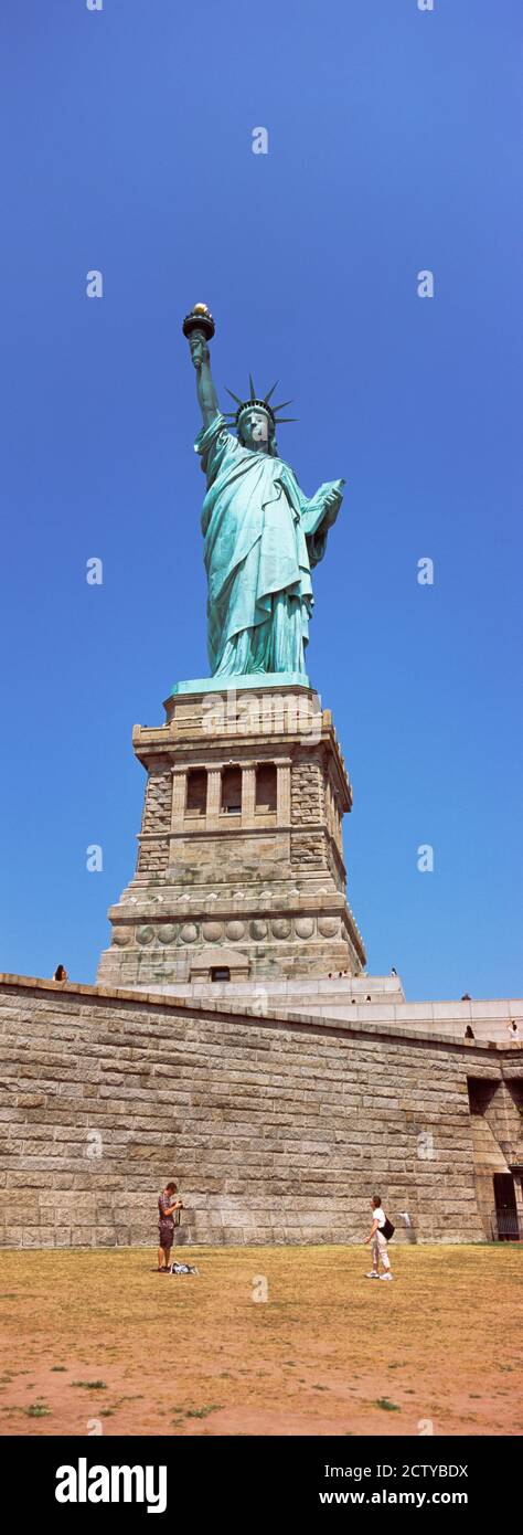 Low angle view of a statue, Statue de la liberté, Liberty Island, New York City, New York State, USA Banque D'Images
