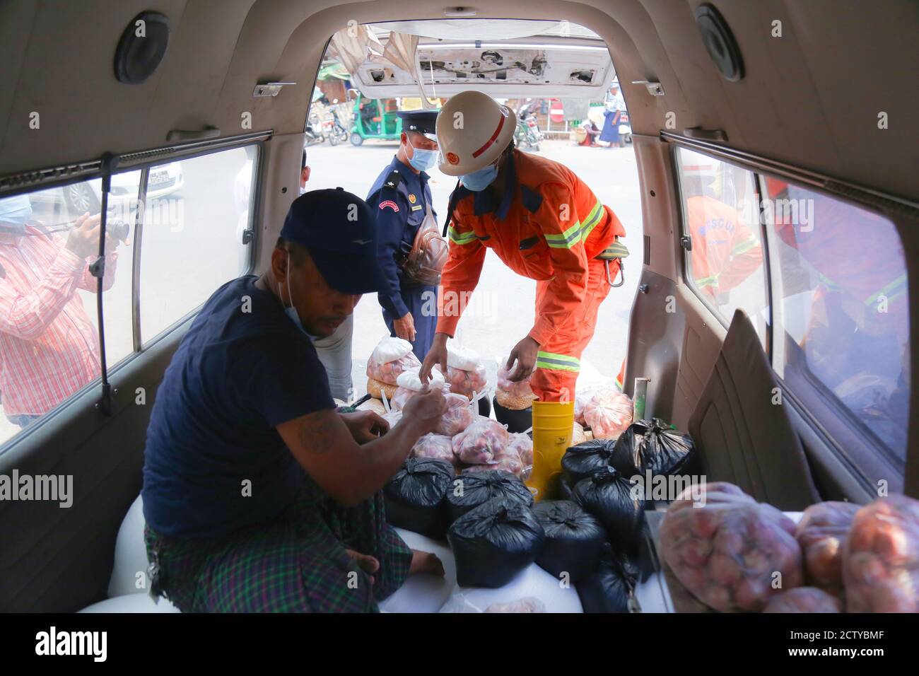 Le travailleur du gouvernement organise des dons alimentaires aux gens ordinaires de Mandalay, au Myanmar, Banque D'Images