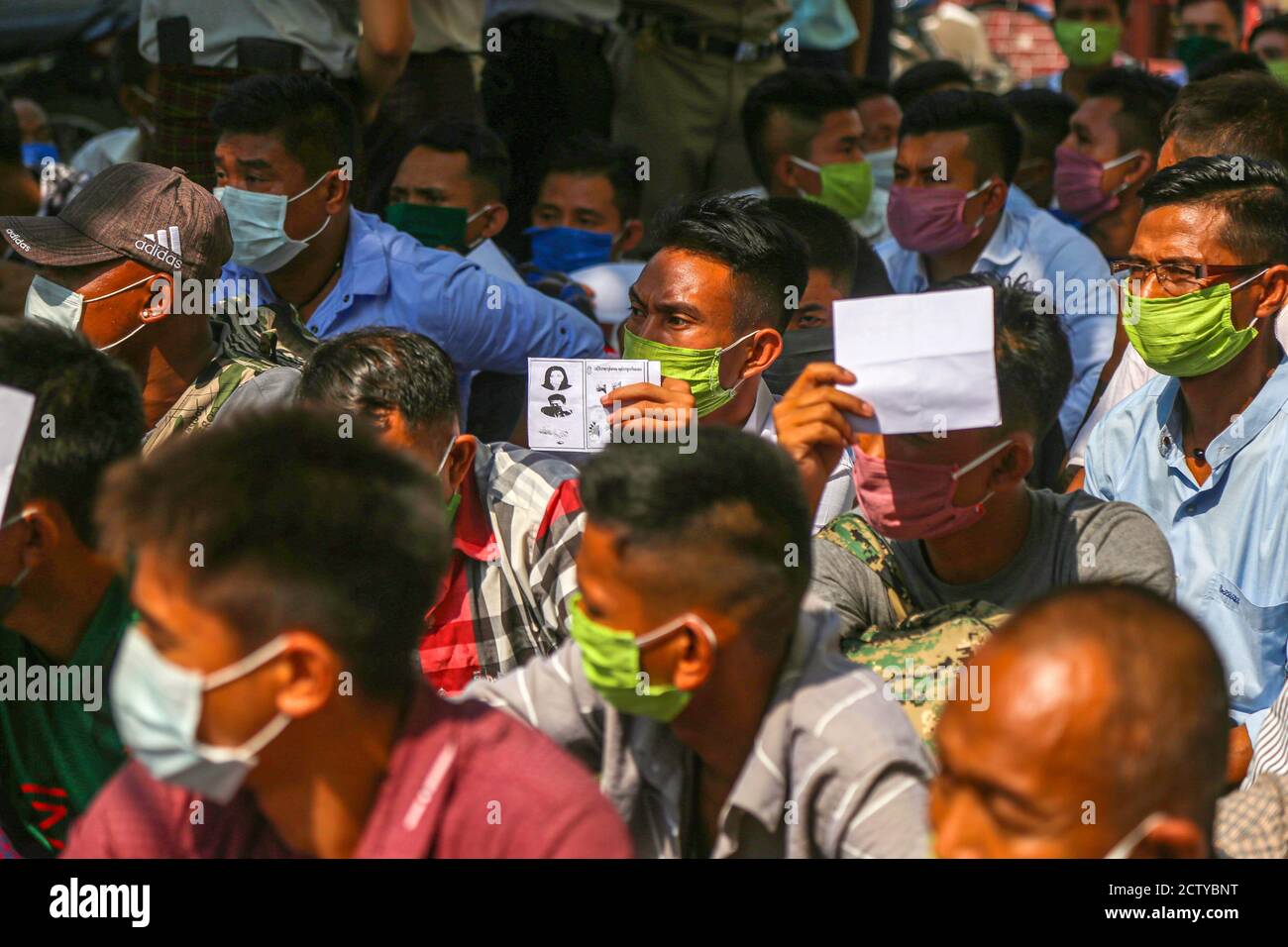 Les prisonniers libérés sortent de la prison d'Obo à Mandalay, au Myanmar. Banque D'Images