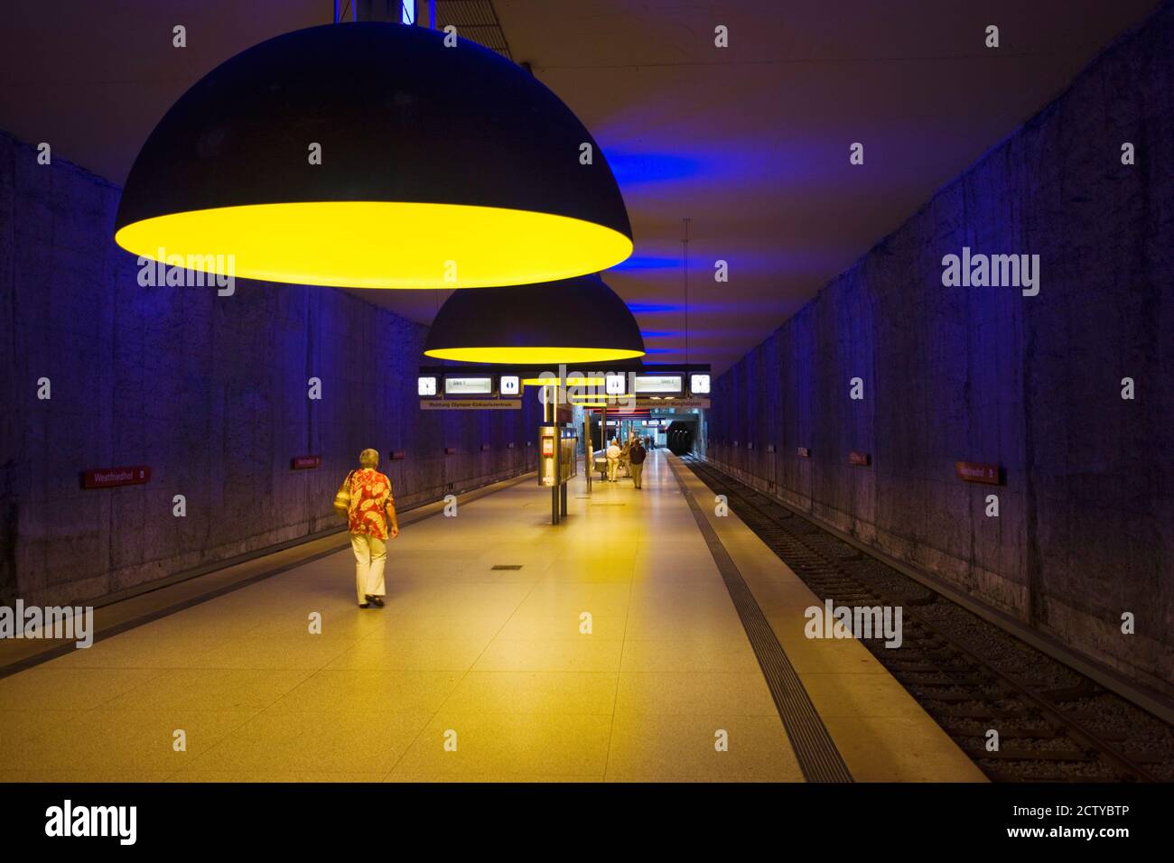 Intérieur d'une station de métro, Westfriedhof, U-Bahn Munich, Munich, Bavière, Allemagne Banque D'Images
