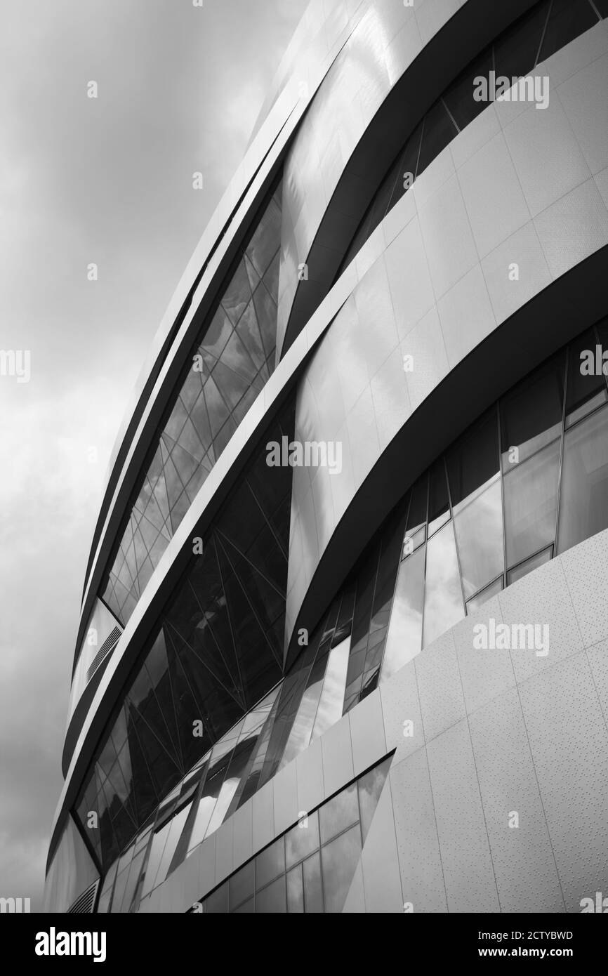 Vue à angle bas d'un musée de l'automobile, Musée Mercedes-Benz, Stuttgart, Bade-Wurtemberg, Allemagne Banque D'Images Vue à angle bas d'un musée de l'automobile, Musée Mercedes-Benz, Stuttgart, Bade-Wurtemberg, Allemagne Banque D'Images