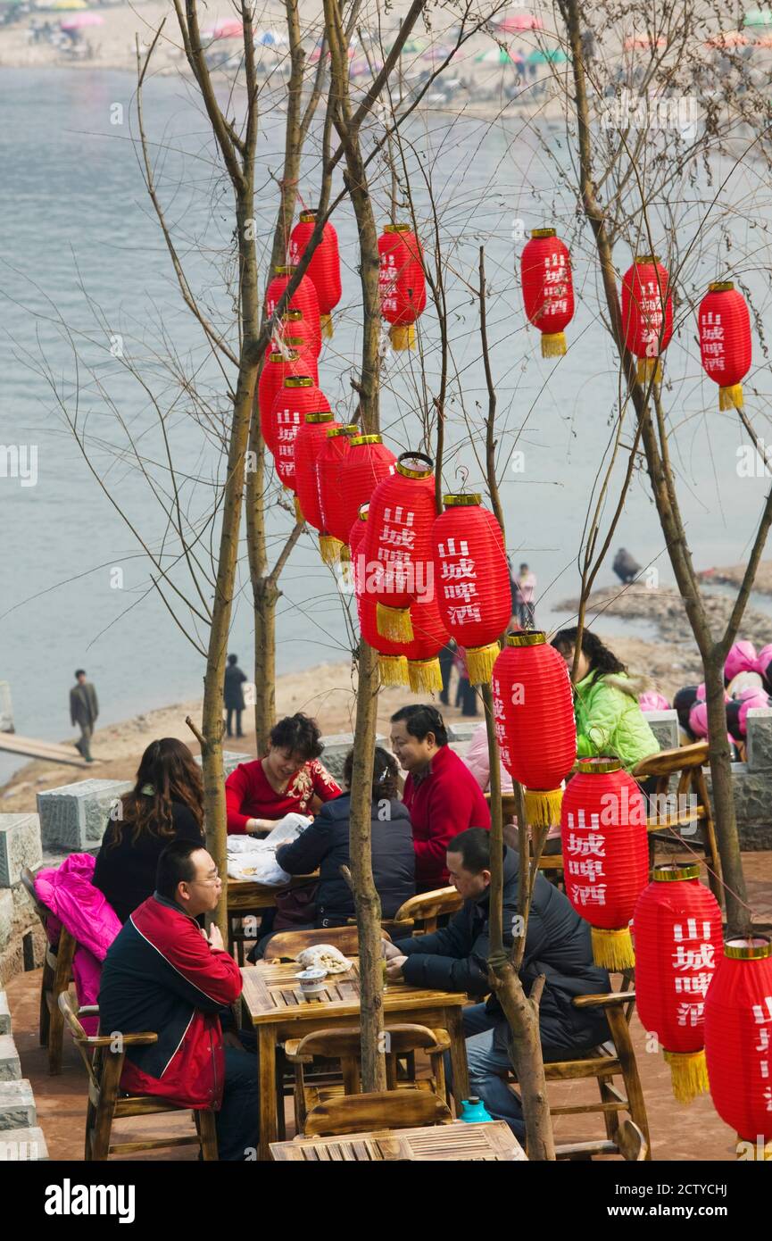 Visiteurs au restaurant de fruits de mer, Ciqikou, Chongqing, Chine Banque D'Images