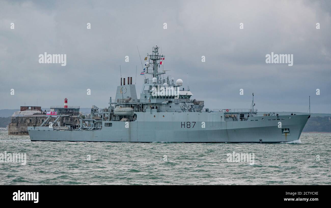 Le navire d'arpentage hydrographique de la Royal Navy HMS Echo (H87) passe devant le fort de Spitbank dans le Solent à l'arrivée à Portsmouth, au Royaume-Uni, le 23 septembre 2020. Banque D'Images