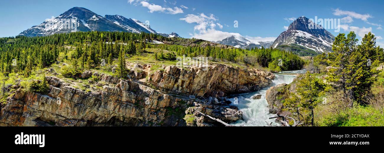 Cascades au pied d'un lac, lac SwiftCurrent, parc national des Glaciers, Montana, États-Unis Banque D'Images