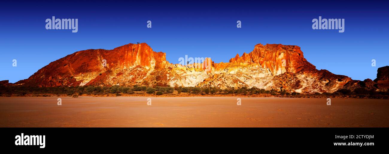 Formations rocheuses sur un paysage, réserve naturelle de Rainbow Valley, territoire du Nord, Australie Banque D'Images