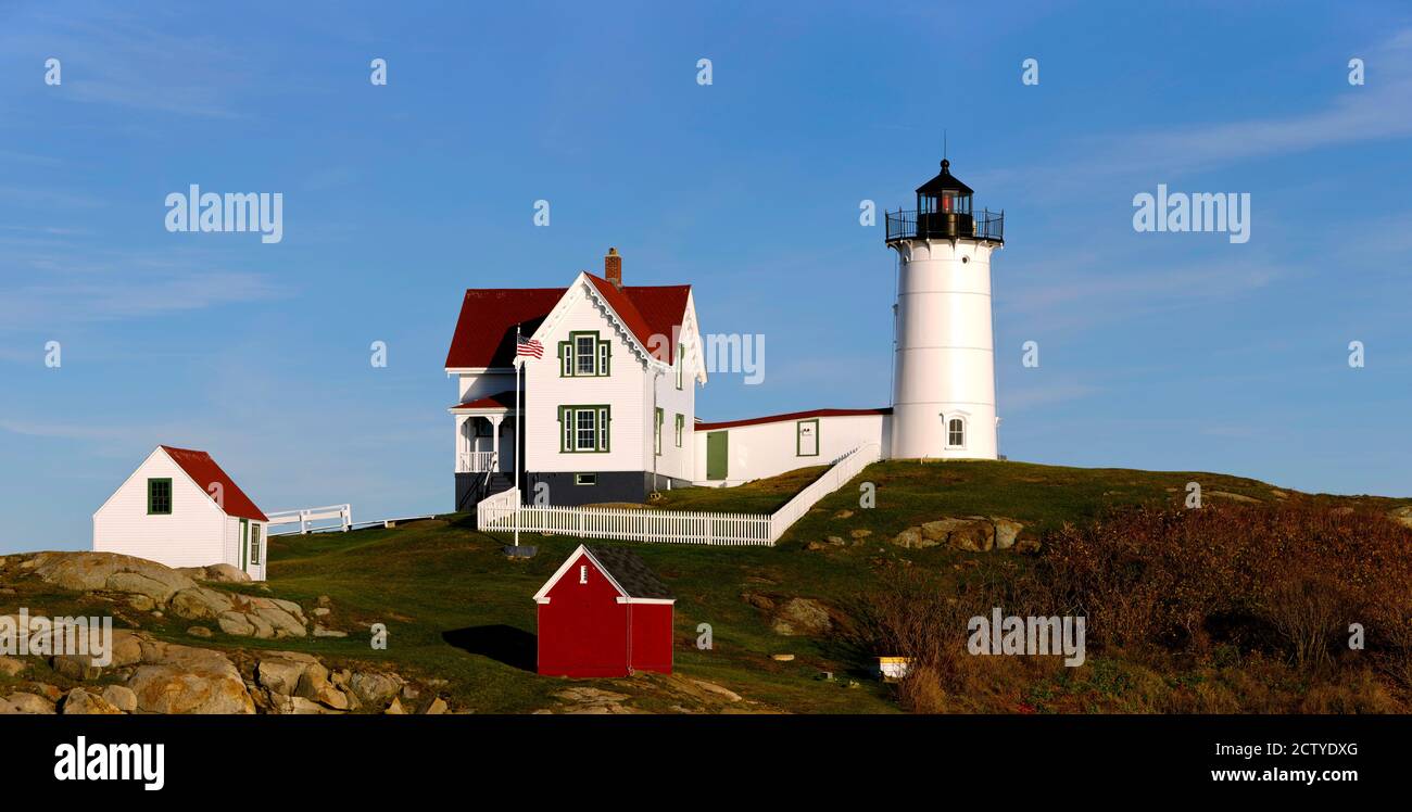 Phare sur la colline, phare de Cape Neddick, Cape Neddick, York, Maine, États-Unis Banque D'Images