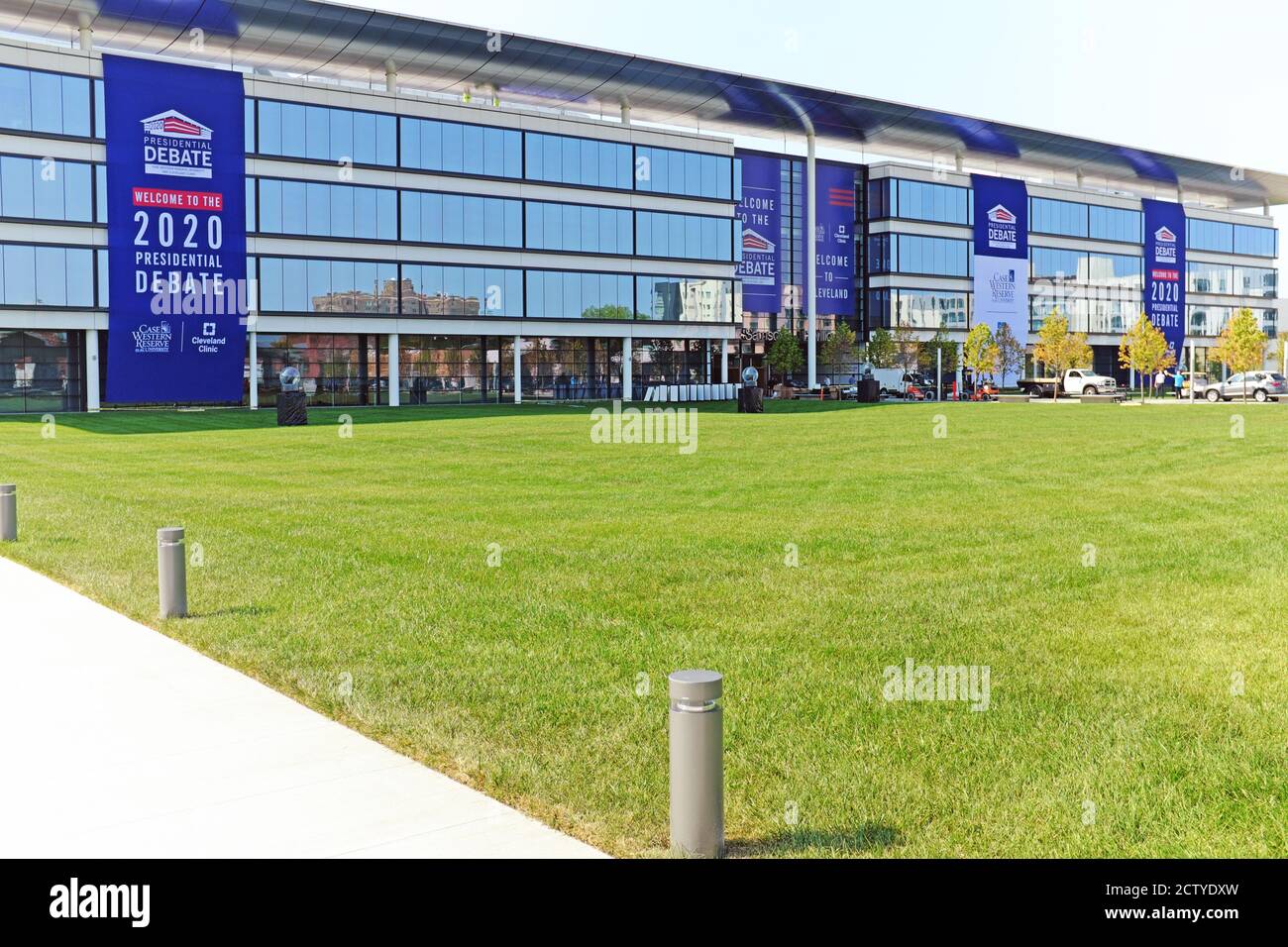 Cleveland, États-Unis. 25 septembre 2020. Des bannières drapées sur le côté du pavillon Sheila et Eric Samson sur le campus de la Cleveland Clinic annoncent l'accueil du premier débat présidentiel américain de 2020 qui s'est tenu le 29 septembre 2020 à Cleveland, Ohio, États-Unis. Banque D'Images