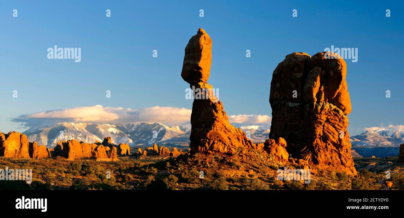 Roche équilibrée dans un désert, la Sal Mountains, Parc national d'Arches, Utah, États-Unis Banque D'Images