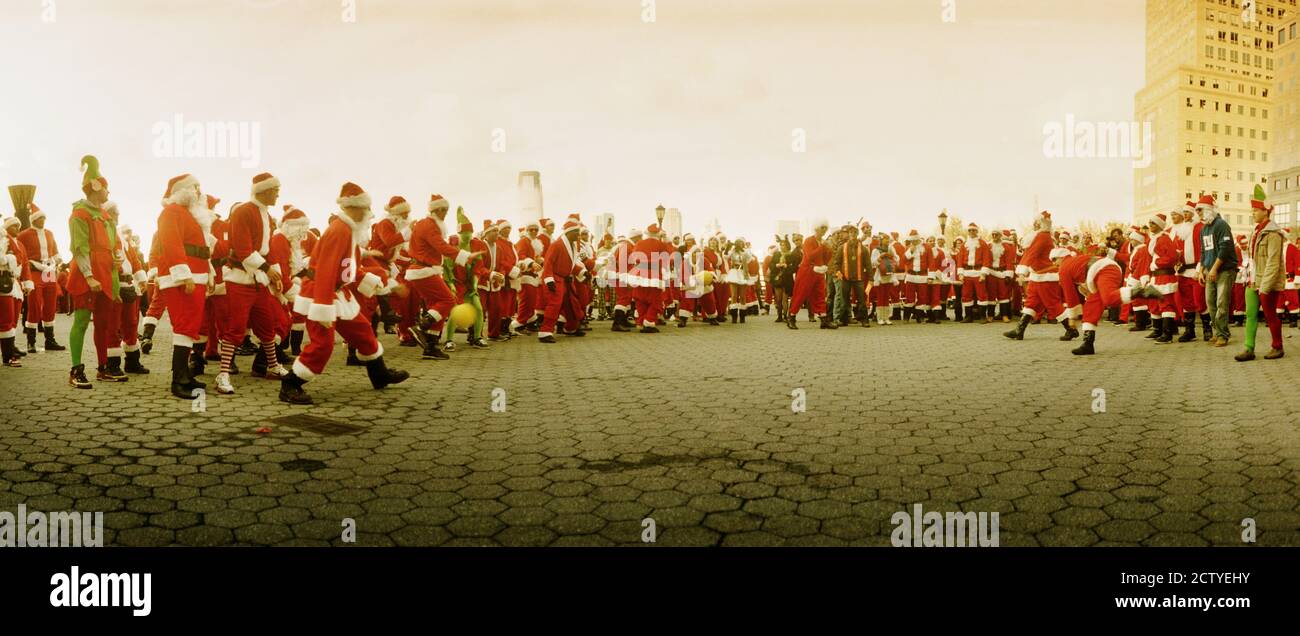 Personnes en costume de Santa au festival SantaCon, Manhattan, New York City, New York State, USA Banque D'Images