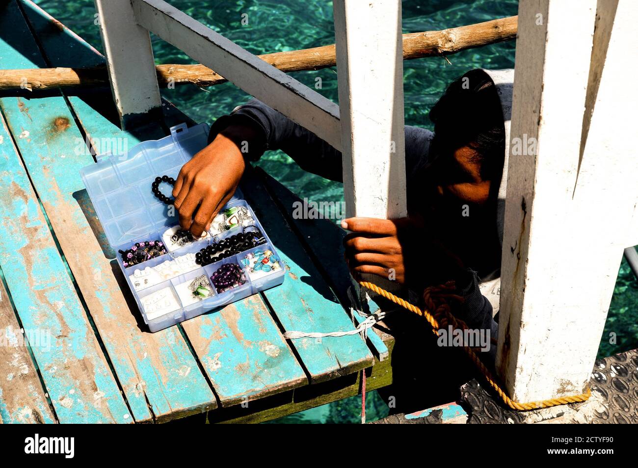 Homme vendant des perles et des bijoux au tourisme au Moyen-Orient De la mer Banque D'Images