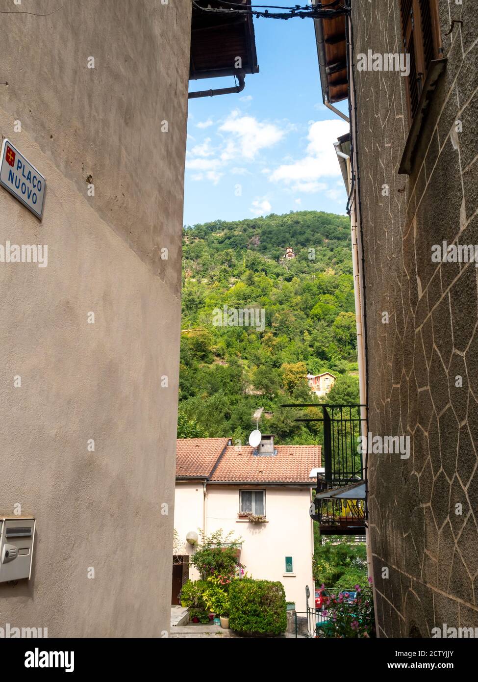 Rue étroite dans le petit village des Alpes françaises Saint Sauveur sur Tinee Banque D'Images
