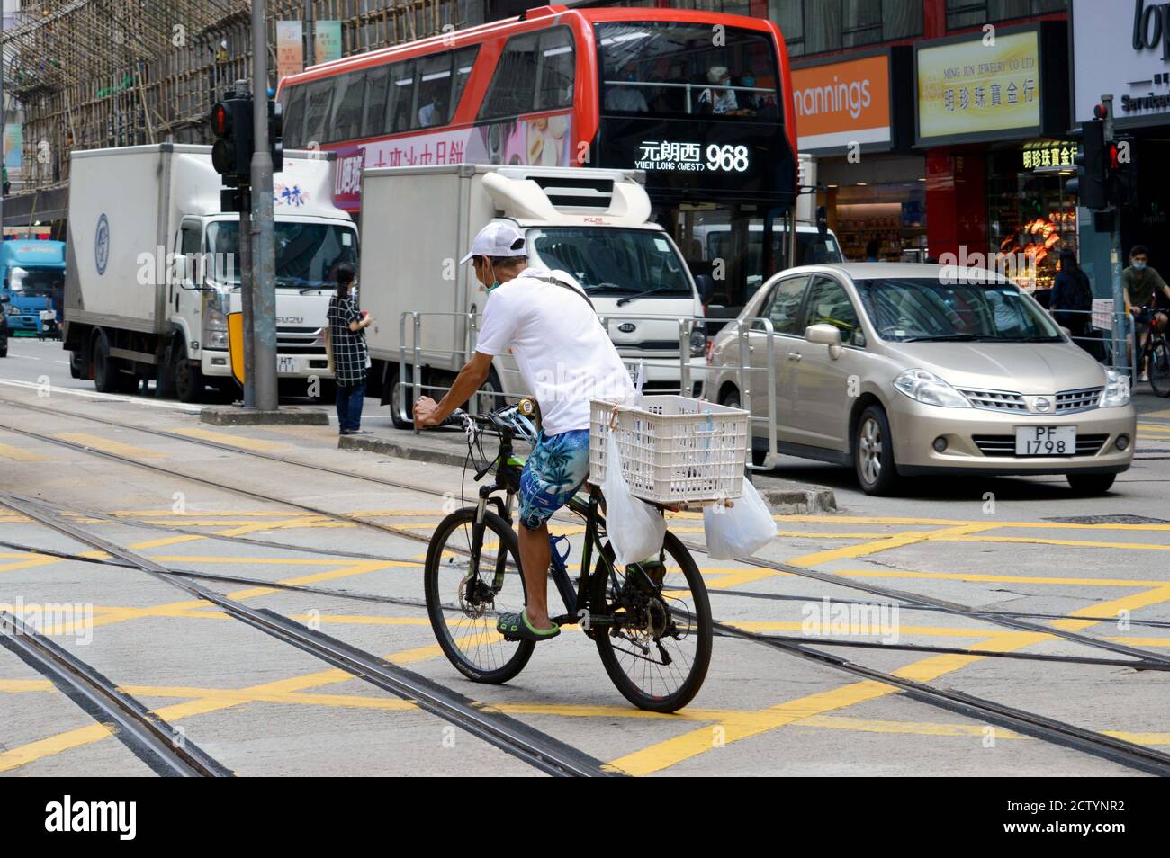 Homme à vélo dans WAN Chai, un quartier urbain de Hong Kong Banque D'Images