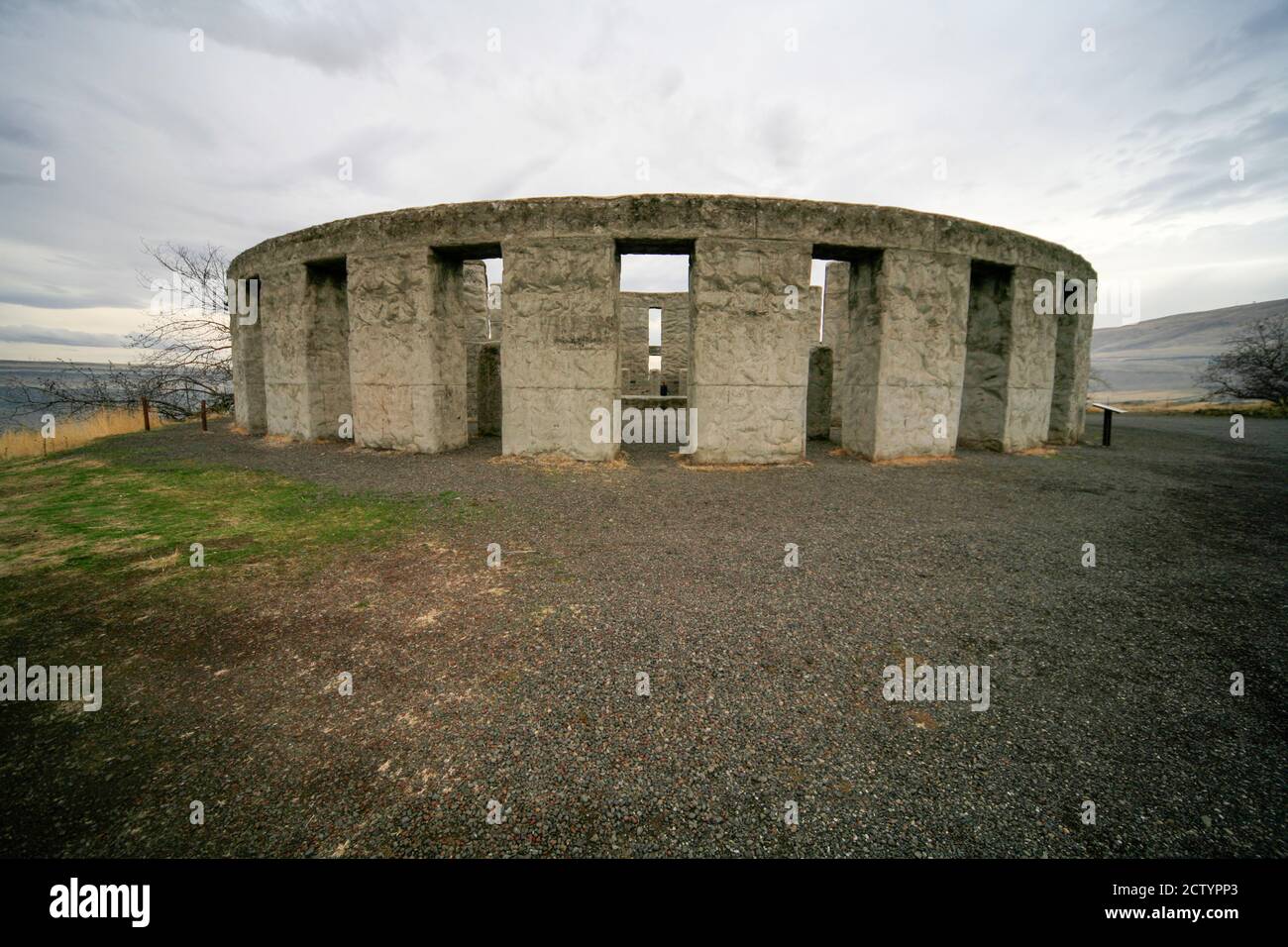 Surplombant le fleuve Columbia, la réplique Sam Hill de Stonehenge, dédiée en 1918 aux militaires de Klickitat Co, Washington, qui est mort dans la première Guerre mondiale Banque D'Images