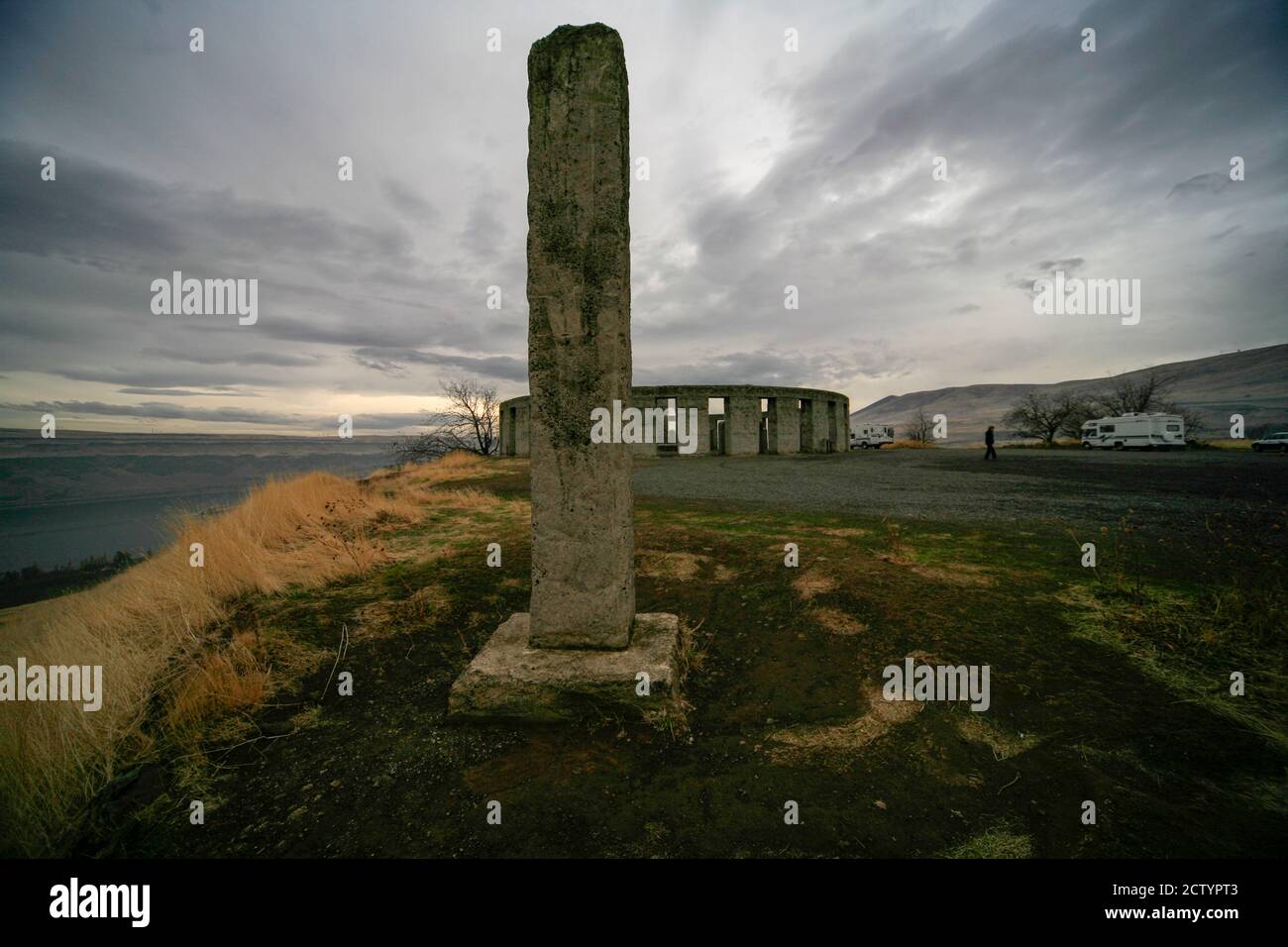 Surplombant le fleuve Columbia, la réplique Sam Hill de Stonehenge, dédiée en 1918 aux militaires de Klickitat Co, Washington, qui est mort dans la première Guerre mondiale Banque D'Images