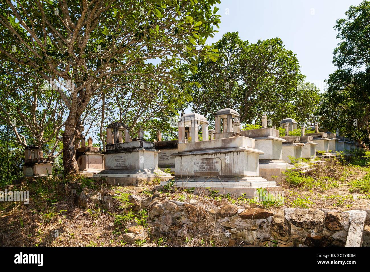 Limau-Limauan, Sabah, Malaisie: Tombes de Suluk-Bajau avec leurs baldachines en pierre conspicieuses au vieux cimetière de l'islam de Limau-Limauan Banque D'Images
