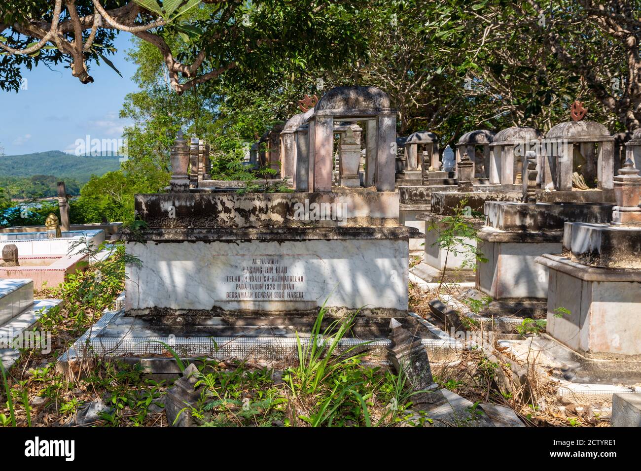 Limau-Limauan, Sabah, Malaisie: Tombes de Suluk-Bajau avec leurs baldachines en pierre conspicieuses au vieux cimetière de l'islam de Limau-Limauan Banque D'Images