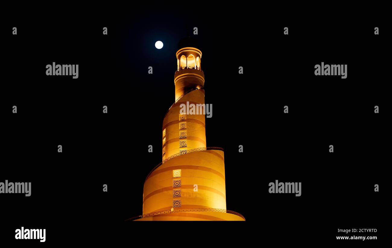 Image de fond du minaret islamique avec fond de pleine lune. Banque D'Images