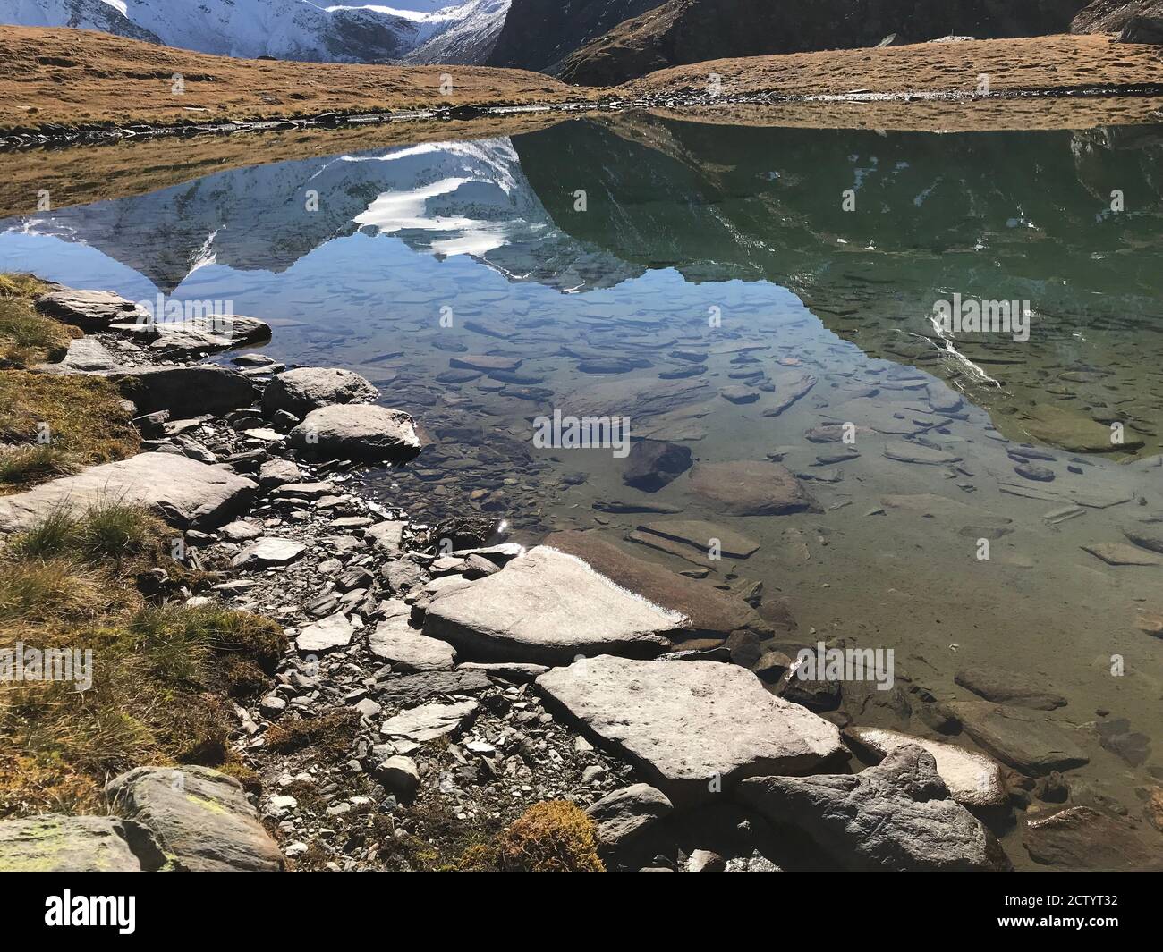 Magnifique reflet dans les eaux du Blawe See (lac bleu) haut au-dessus de la ligne de l'arbre près du sommet de L'Ochsenhorn Banque D'Images