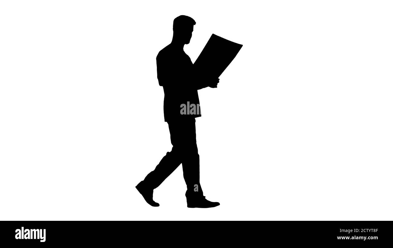 Chirurgien étudiant l'IRM du cerveau en marchant, Alpha Channel Banque D'Images