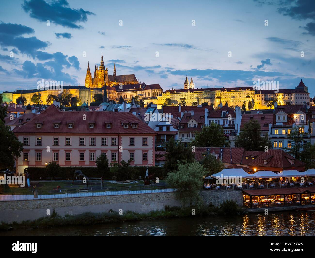 PRAGUE, RÉPUBLIQUE TCHÈQUE : vue sur la Castrle de Prague et la cathédrale Saint-Vitus illuminées la nuit, vue sur la Vltava Banque D'Images