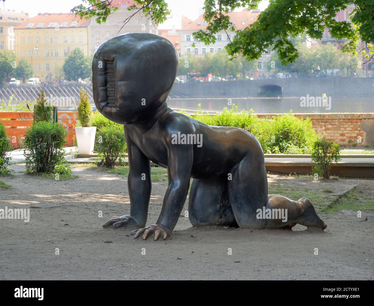 Prague Republique Tcheque Statue De Bebe Geant Par David Cerny S Dans Le Parc Kampa A Cote Du Musee Kampa Photo Stock Alamy