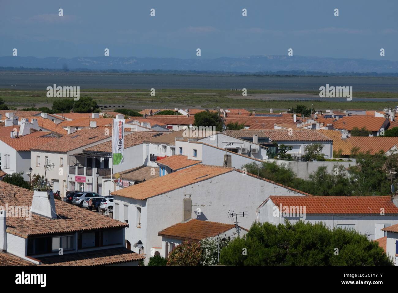 Vue sur les toits des petites maisons des Saintes Maries de la Mer, la ville principale de la Camargue en France Banque D'Images
