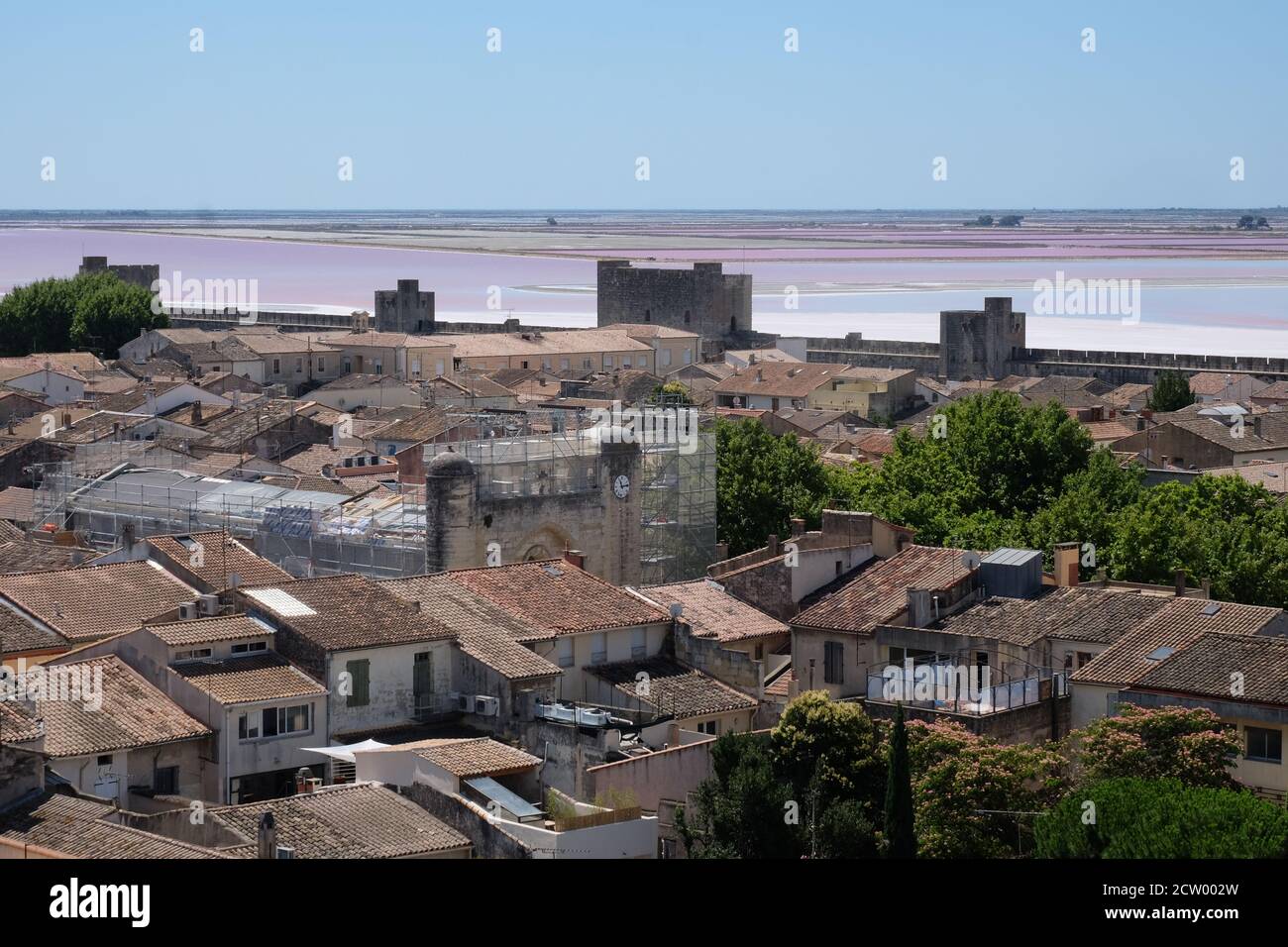 Vue depuis les remparts médiévaux d'Aigues mortes sud de la France vers le marais salin de la salines où le sel naturel est récolté Banque D'Images