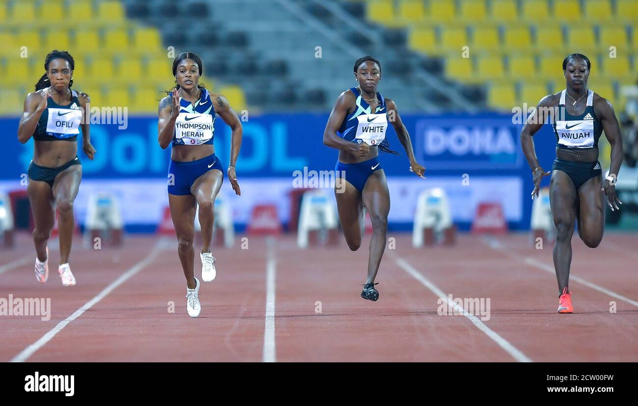 (200926) -- DOHA, le 26 septembre 2020 (Xinhua) -- Elaine Thompson-Herah (2e L) de la Jamaïque participe à la finale de 100 m des femmes à la réunion d'athlétisme de la Diamond League 2020 à Doha, au Qatar, le 25 septembre 2020. (Photo par Nikku/Xinhua) Banque D'Images