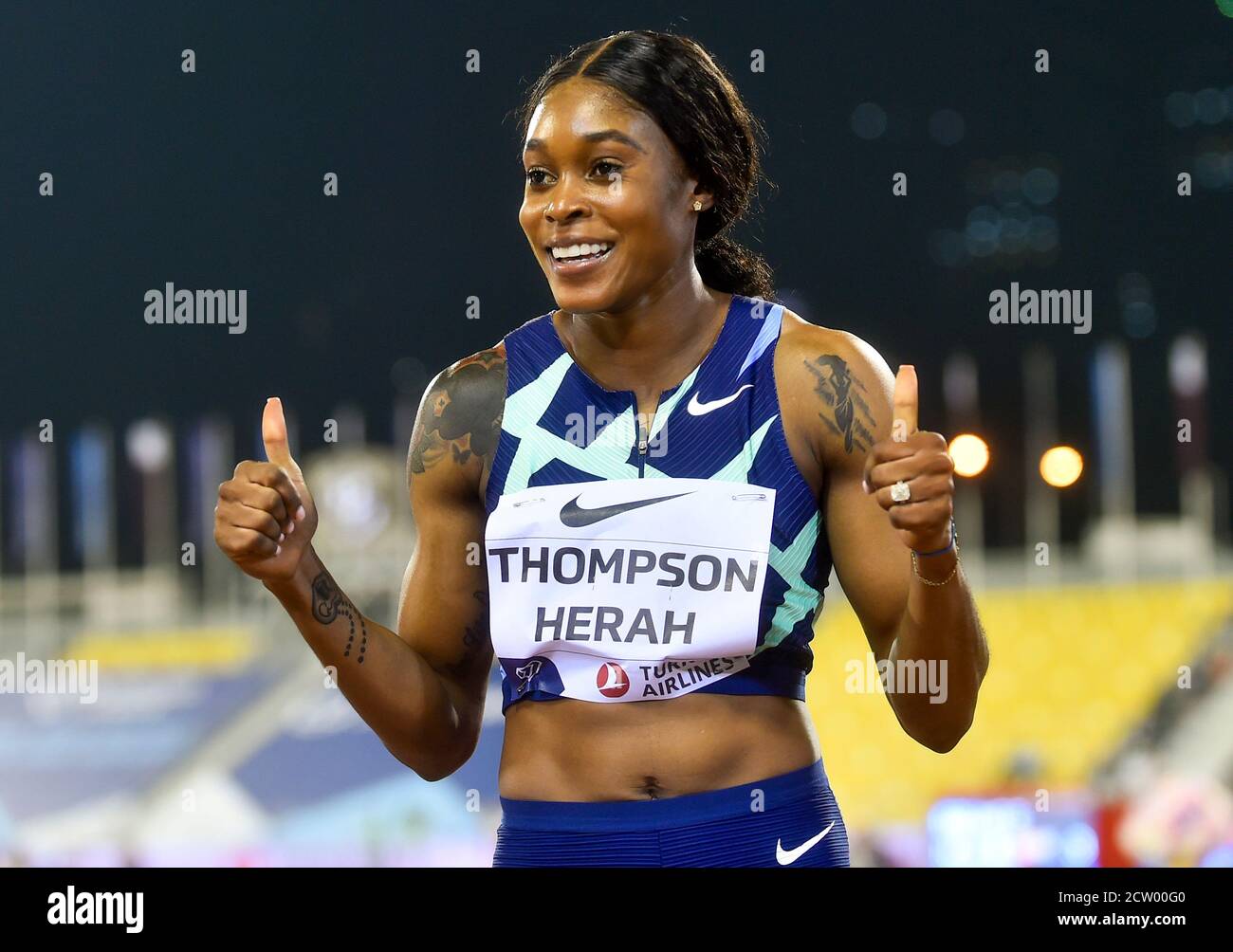 (200926) -- DOHA, le 26 septembre 2020 (Xinhua) -- Elaine Thompson-Herah, de Jamaïque, célèbre après la finale du 100m féminin lors de la réunion d'athlétisme de la Diamond League 2020 à Doha, au Qatar, le 25 septembre 2020. (Photo par Nikku/Xinhua) Banque D'Images