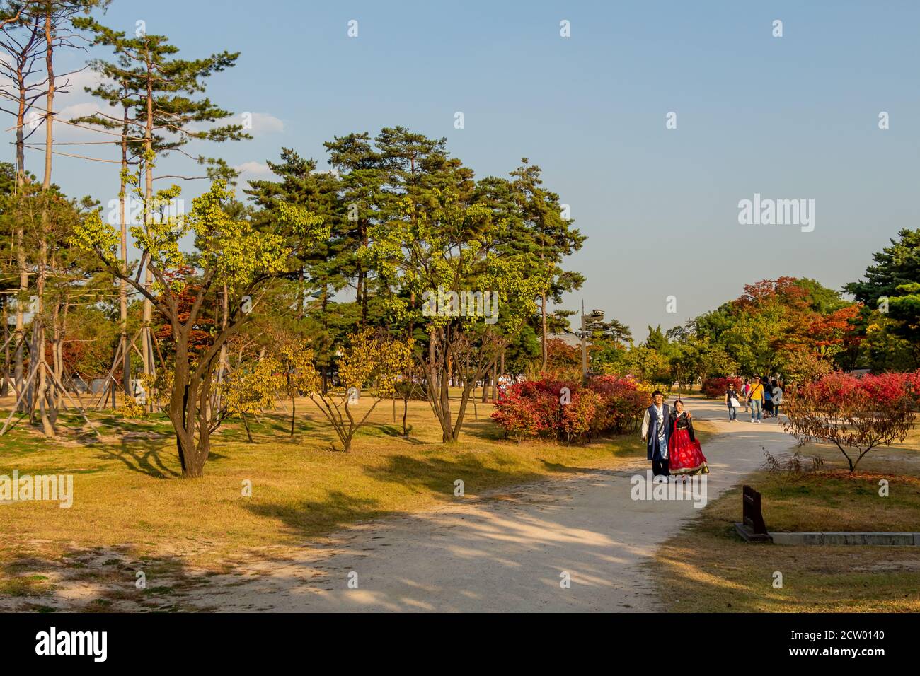 Séoul, Corée du Sud - 19 octobre 2017 : un couple en costume traditionnel de hanbok coréen au Palais Gyeongbokgung, Séoul, Corée du Sud Banque D'Images
