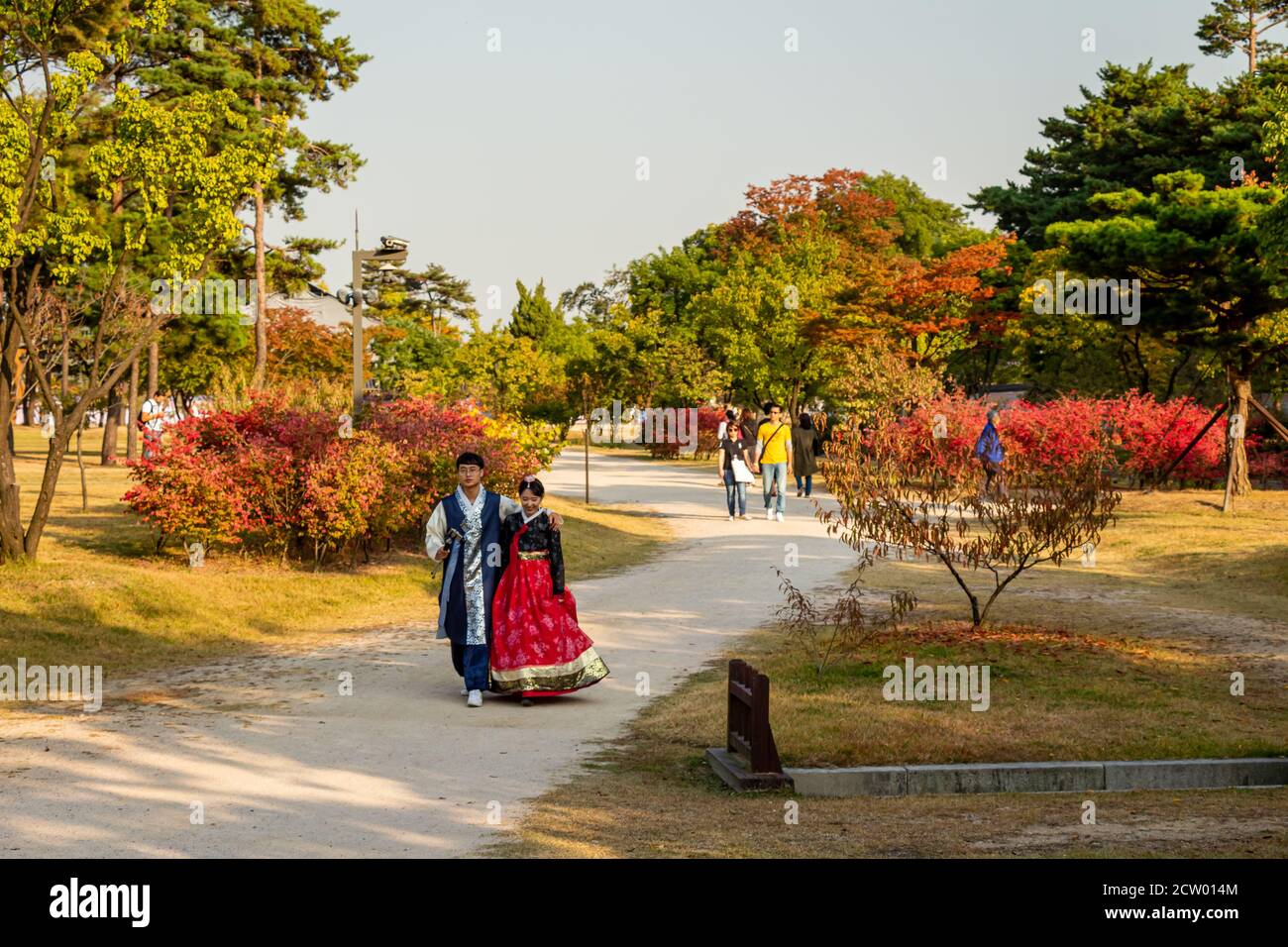 Séoul, Corée du Sud - 19 octobre 2017 : un couple en costume traditionnel de hanbok coréen au Palais Gyeongbokgung, Séoul, Corée du Sud Banque D'Images
