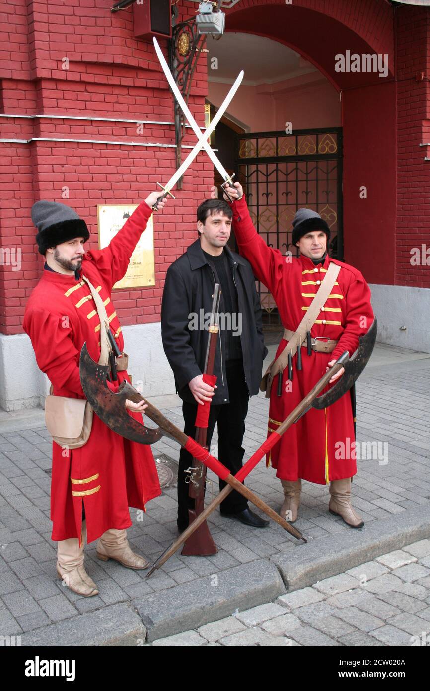 Le visiteur pose avec des hommes vêtus de soldats Streltsy devant le Musée historique de l'État, Moscou, Russie Banque D'Images