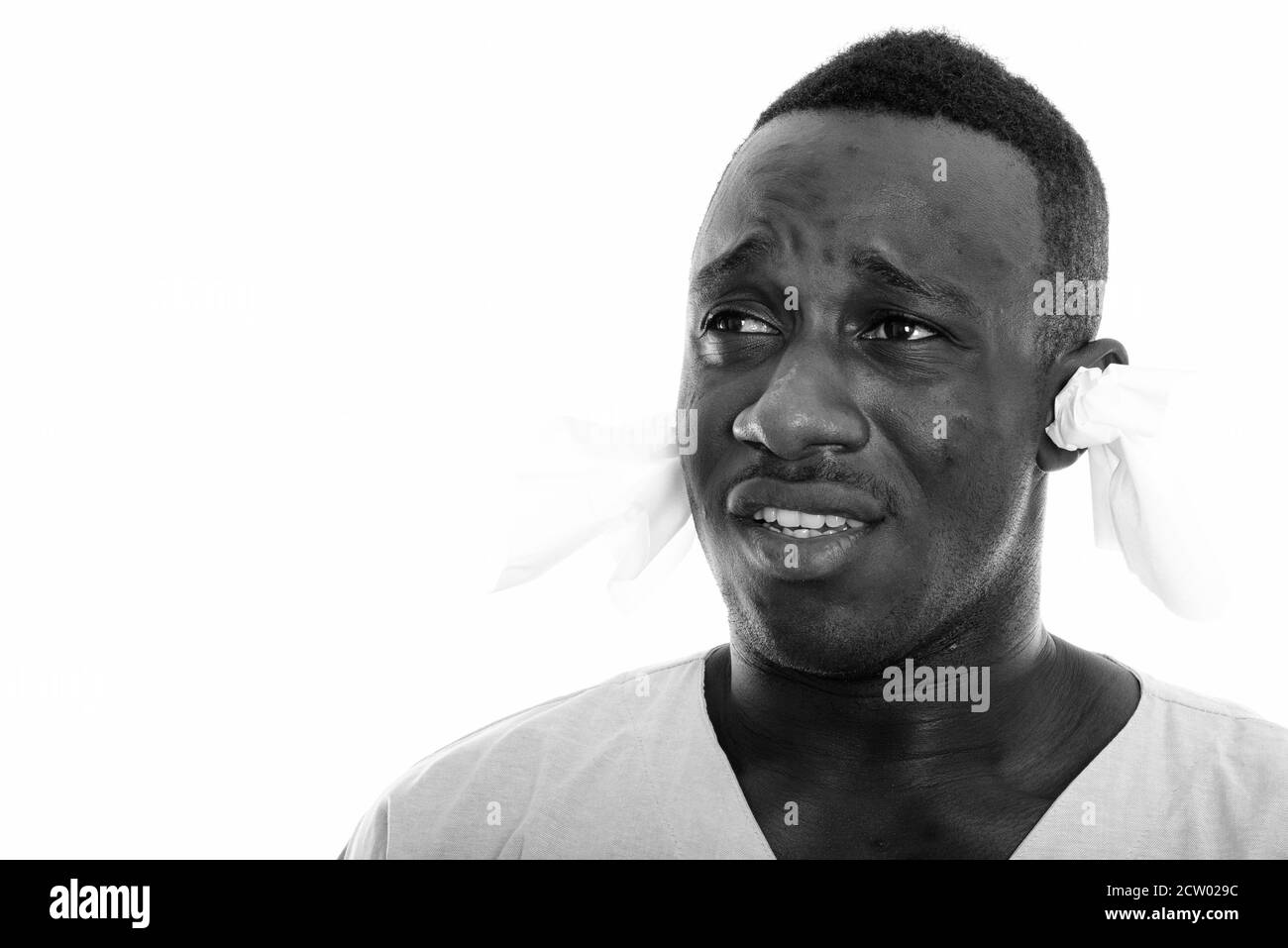 Close up of young black man patient Africain tout en pensant à la malade de tissus dans ses oreilles Banque D'Images