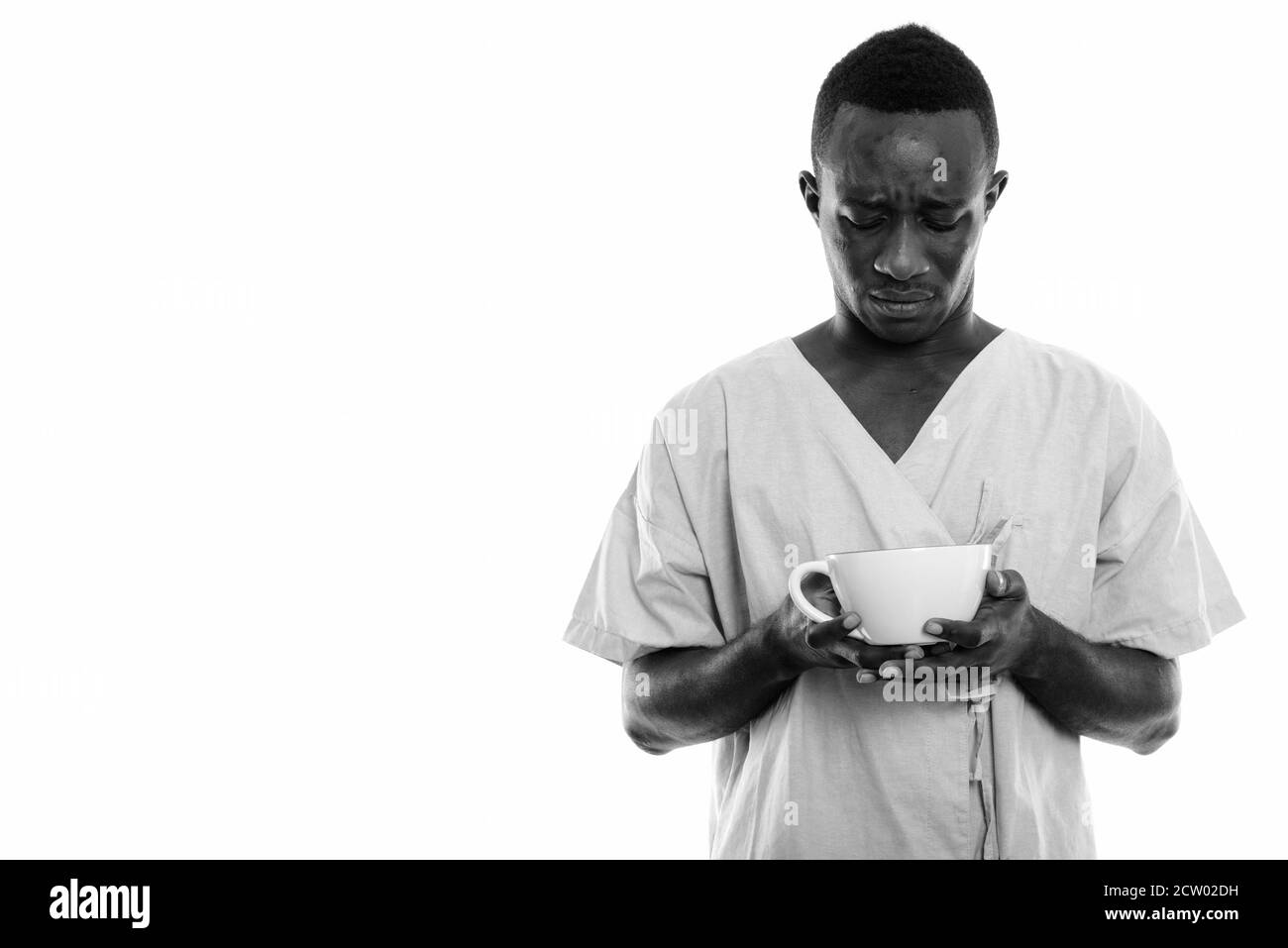 Portrait de jeune homme Africain noir triste patient holding Coffee cup Banque D'Images