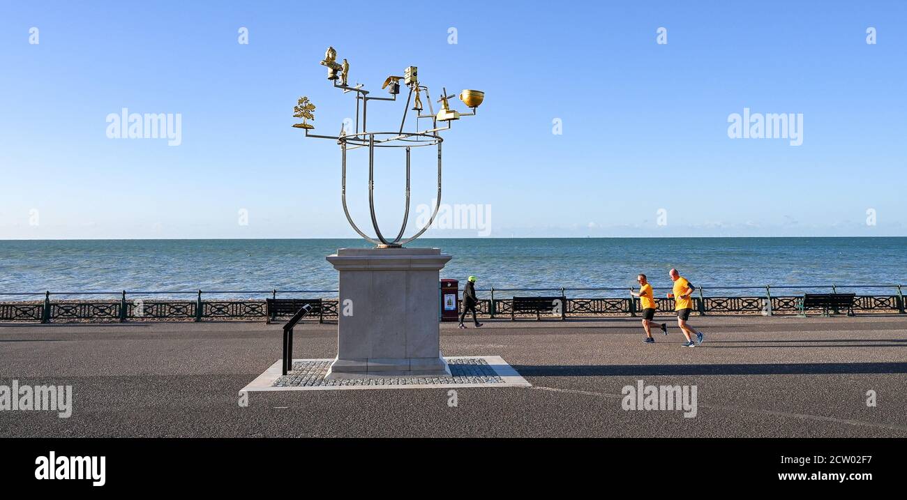 Brighton, Royaume-Uni. 26 septembre 2020. Les coureurs passent par la plinthe de Hove avec la sculpture Constellation de Jonathan Wright sur le front de mer de Hove, le long d'une matinée lumineuse et ensoleillée mais froide le long de la côte sud. : Credit: Simon Dack/Alamy Live News Banque D'Images