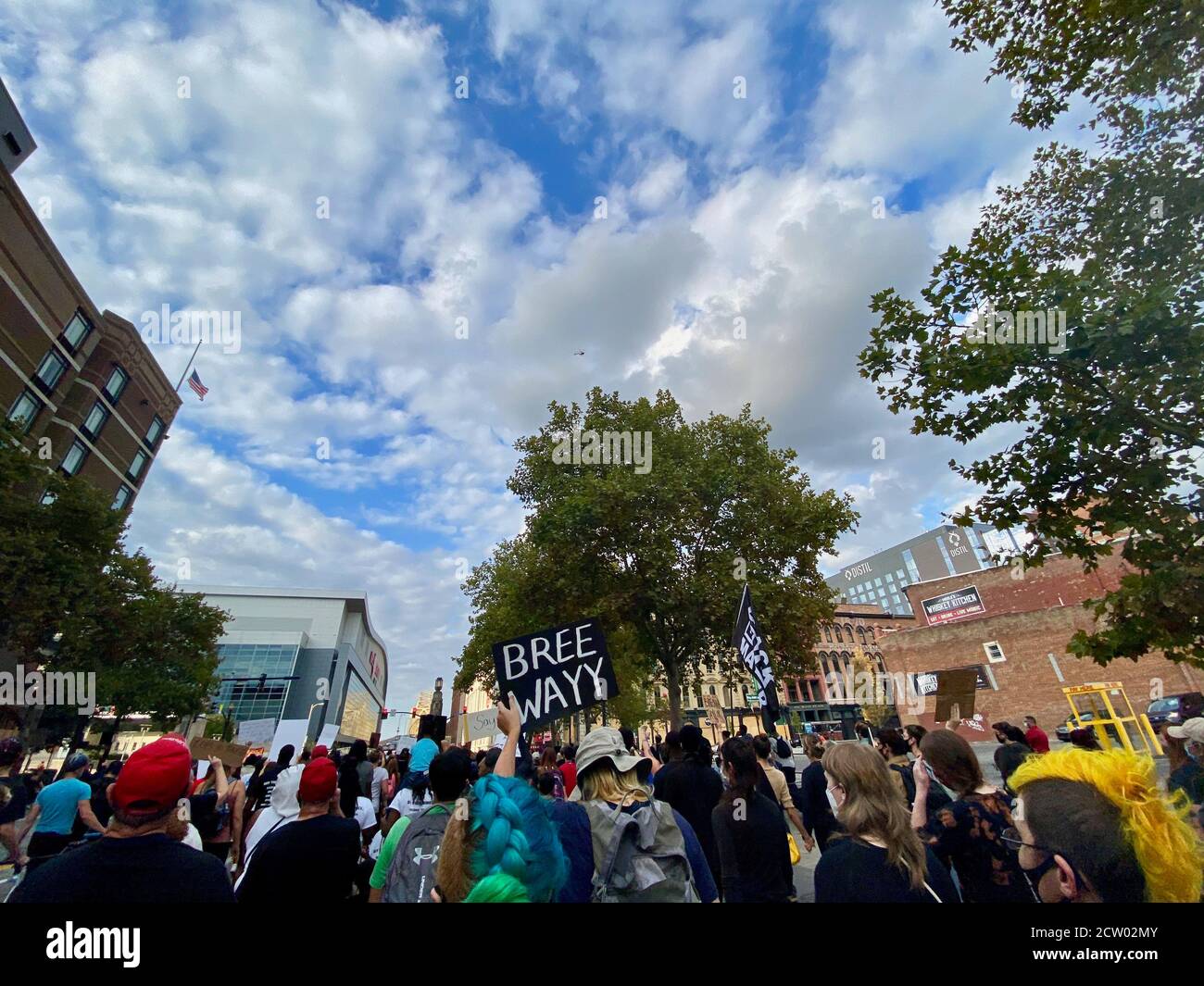 Louisville, Kentucky, États-Unis. 26 septembre 2020. Des manifestations pacifiques et curatives ont commencé ce soir au parc Jefferson Square de Louisville à 5:00, avec la famille de Breonna Taylor, les amis et le clergé interreligieux menant le chemin à travers le centre-ville de Louisville. Pourtant, au retour, la police de Louisville a encerclé les manifestants et l'a déclaré « assemblée illégale » et a menacé de violence physique, en signe d'autorité et de mépris pour leur cause. Crédit : Amy Katz/ZUMA Wire/Alay Live News Banque D'Images