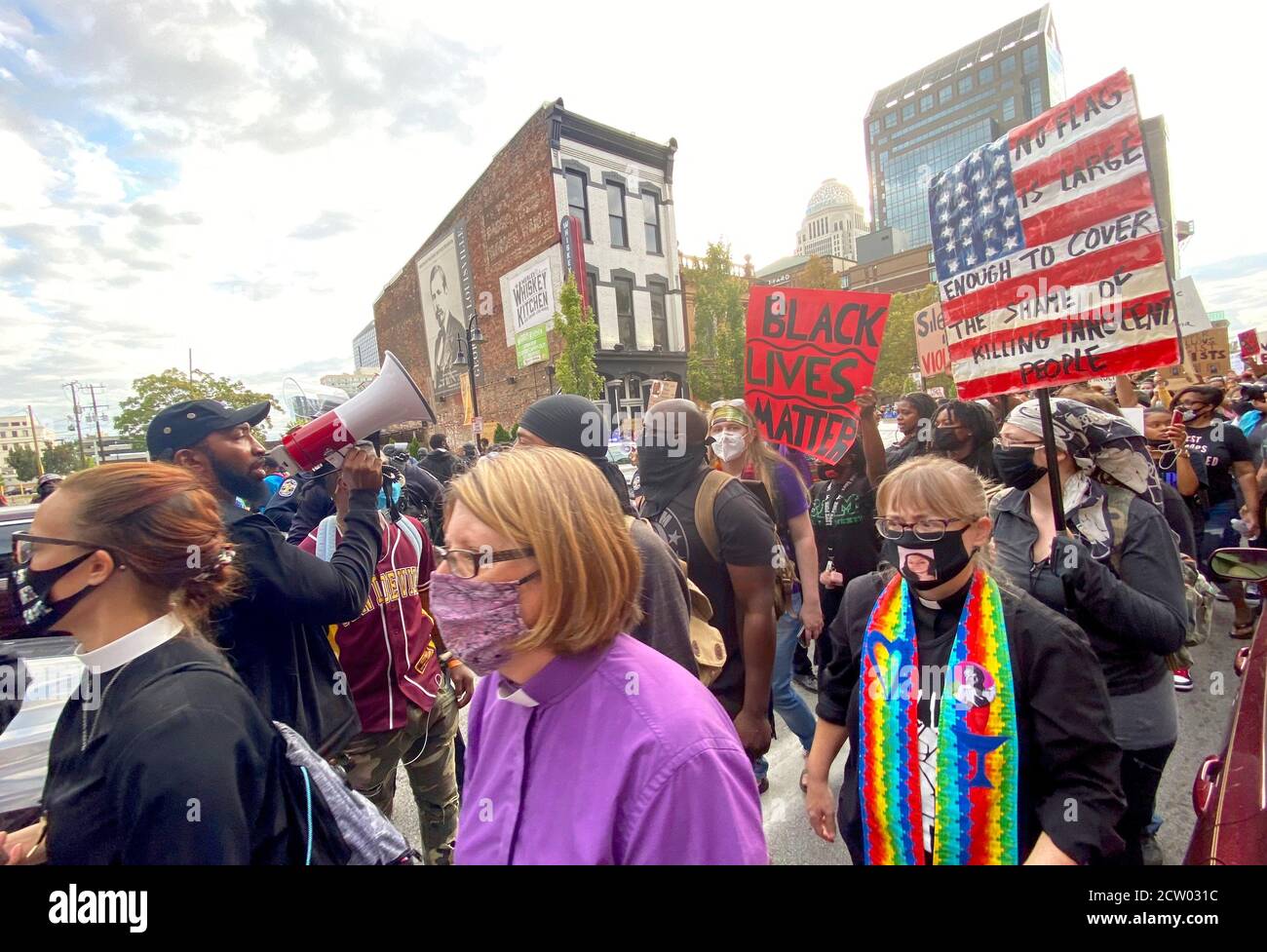 Louisville, Kentucky, États-Unis. 26 septembre 2020. Des manifestations pacifiques et curatives ont commencé ce soir au parc Jefferson Square de Louisville à 5:00, avec la famille de Breonna Taylor, les amis et le clergé interreligieux menant le chemin à travers le centre-ville de Louisville. Pourtant, au retour, la police de Louisville a encerclé les manifestants et l'a déclaré « assemblée illégale » et a menacé de violence physique, en signe d'autorité et de mépris pour leur cause. Crédit : Amy Katz/ZUMA Wire/Alay Live News Banque D'Images