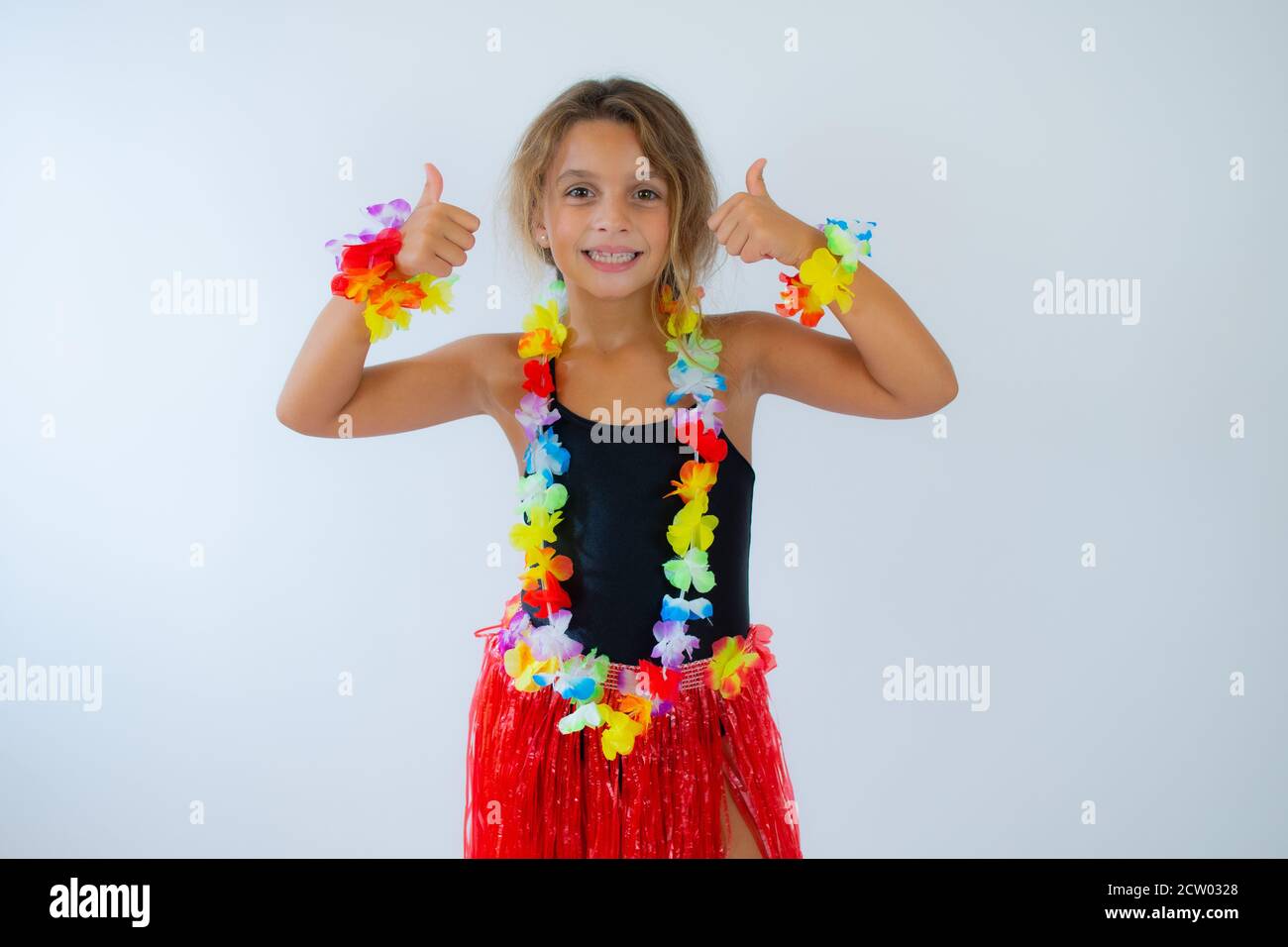 Petite fille portant une robe hawaïenne gestante sur fond blanc Photo Stock  - Alamy
