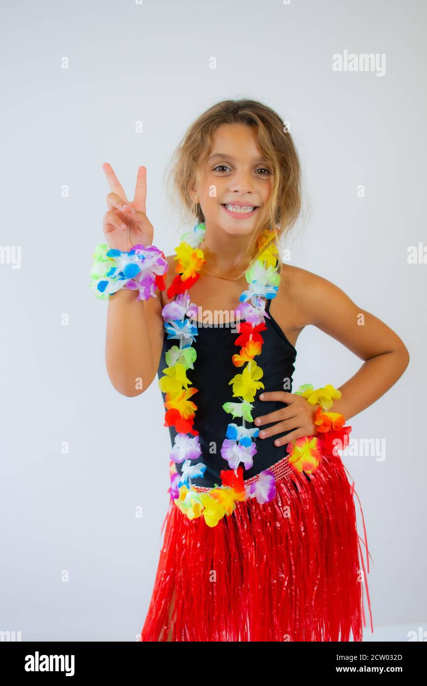 Petite fille drôle portant une robe hawaïenne sur fond blanc Photo Stock -  Alamy