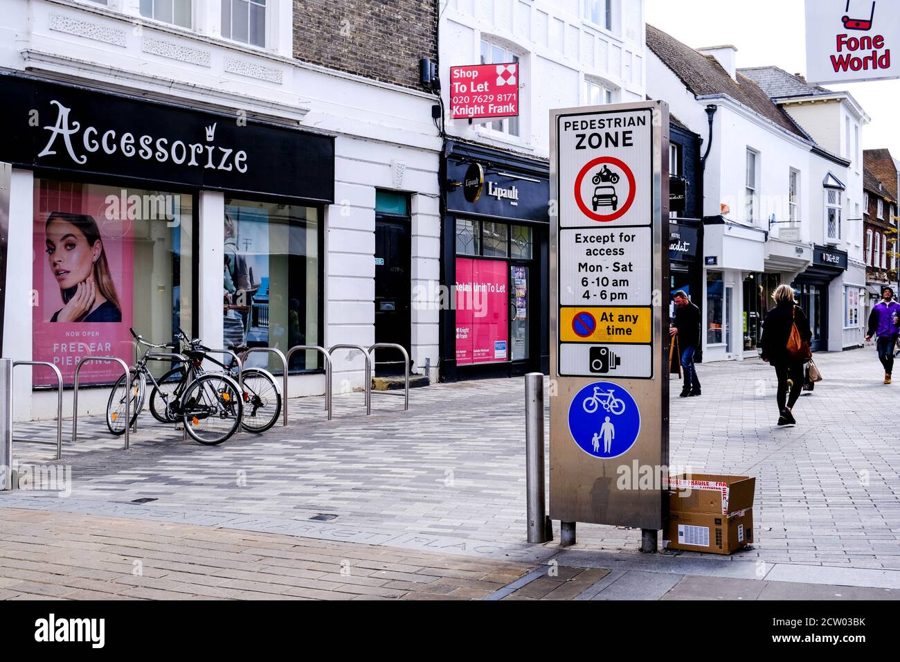 Zone piétonne tranquille et vide à l'extérieur de Accessorize Shop pendant la COVID-19, Kingston, Londres Banque D'Images