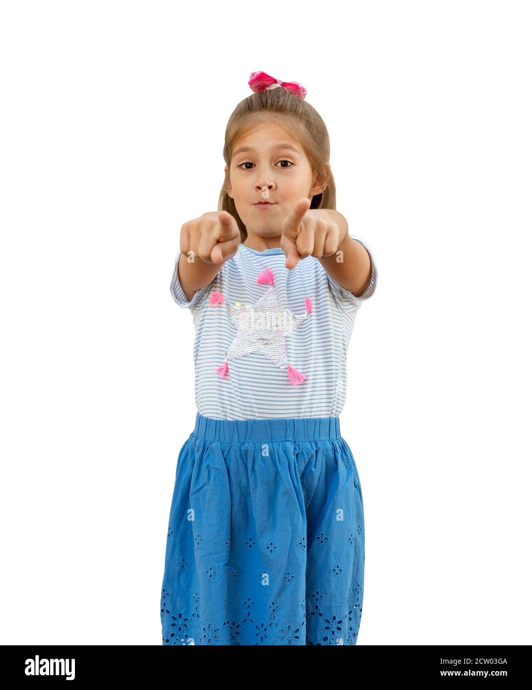 L'enfant pointe votre doigt vers l'avant. Jolie fille montre à l'appareil photo isolé sur fond blanc. Vous êtes le prochain Banque D'Images